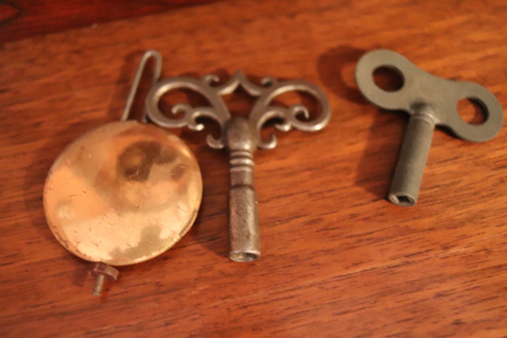 Victorian mantle clock having key wound movement with Roman numeral markers, contained in a walnut c - Image 4 of 6