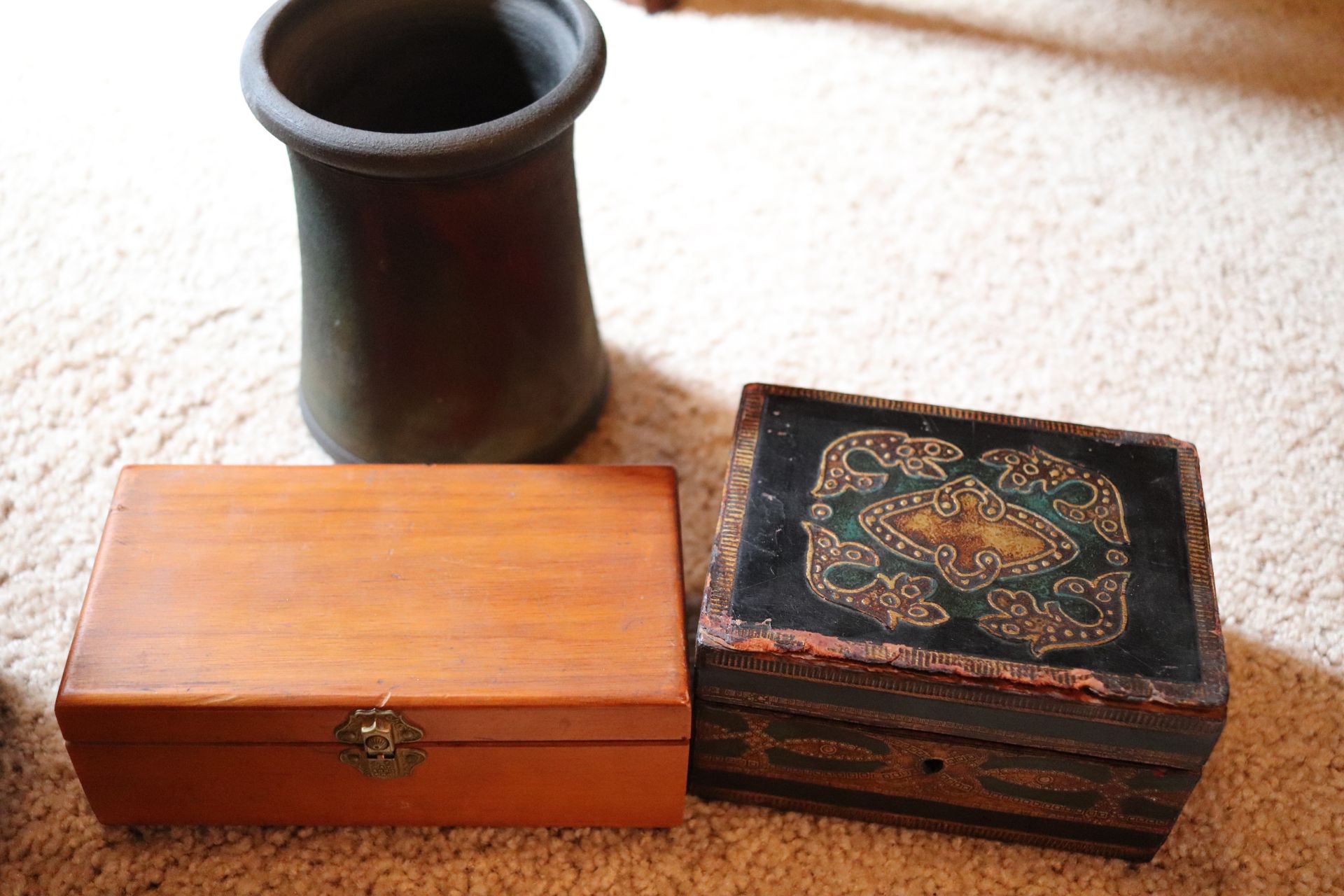 Box lot with curio cases, brass bells, bookends, and a pot - Image 2 of 5