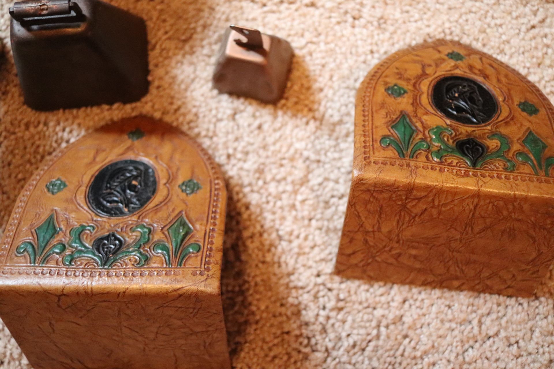 Box lot with curio cases, brass bells, bookends, and a pot - Image 4 of 5