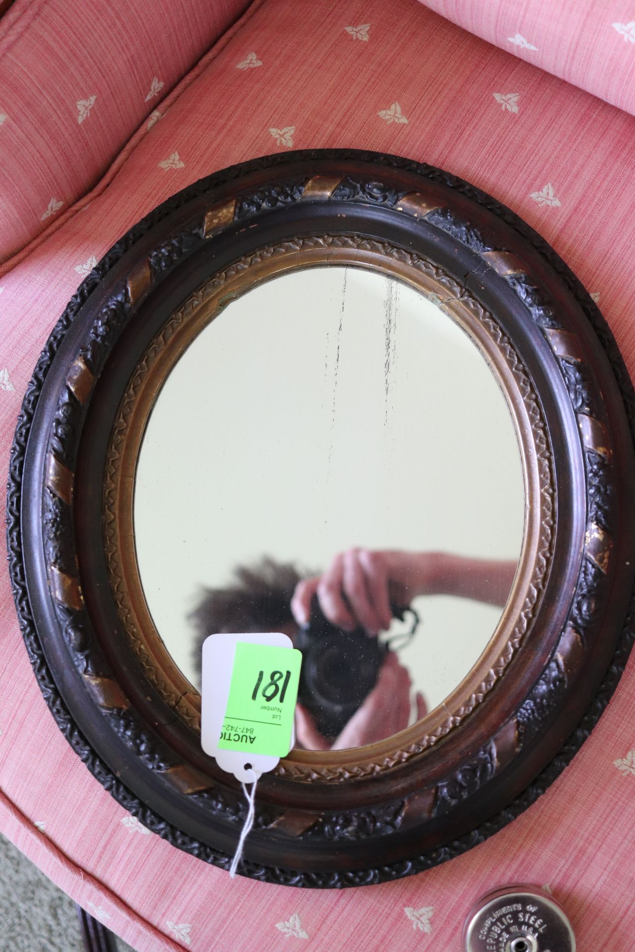 Hanging wall mirror in a gilt wood frame, 13" x 15"