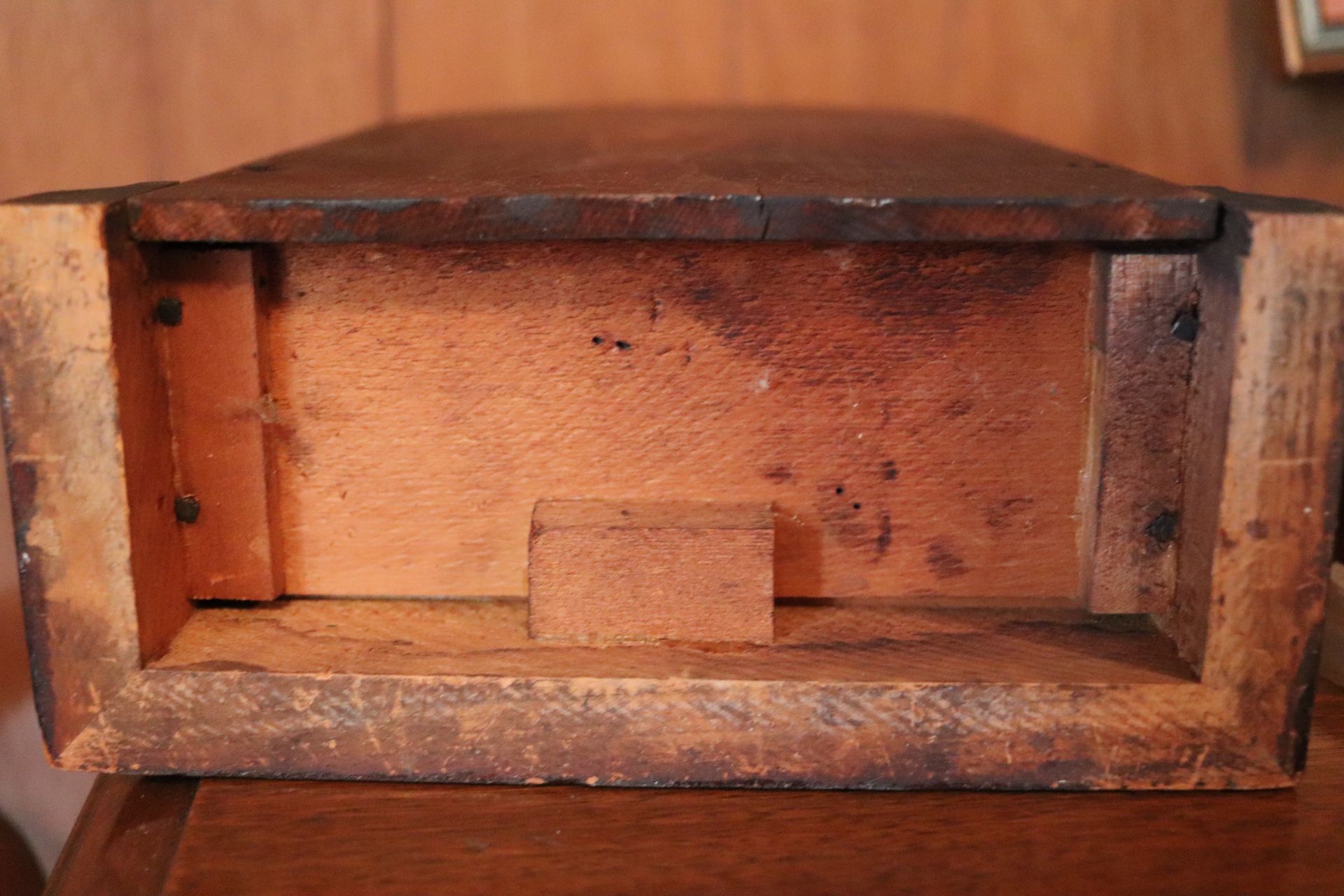 Victorian mantle clock having key wound movement with Roman numeral markers, contained in a walnut c - Image 6 of 6