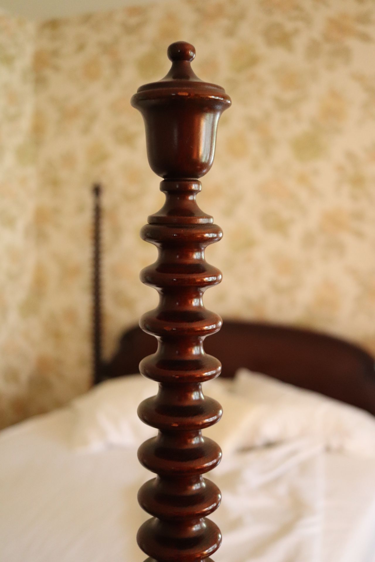 Victorian style mahogany four-poster double bed comprising headboard, footboard and rails - Image 4 of 4