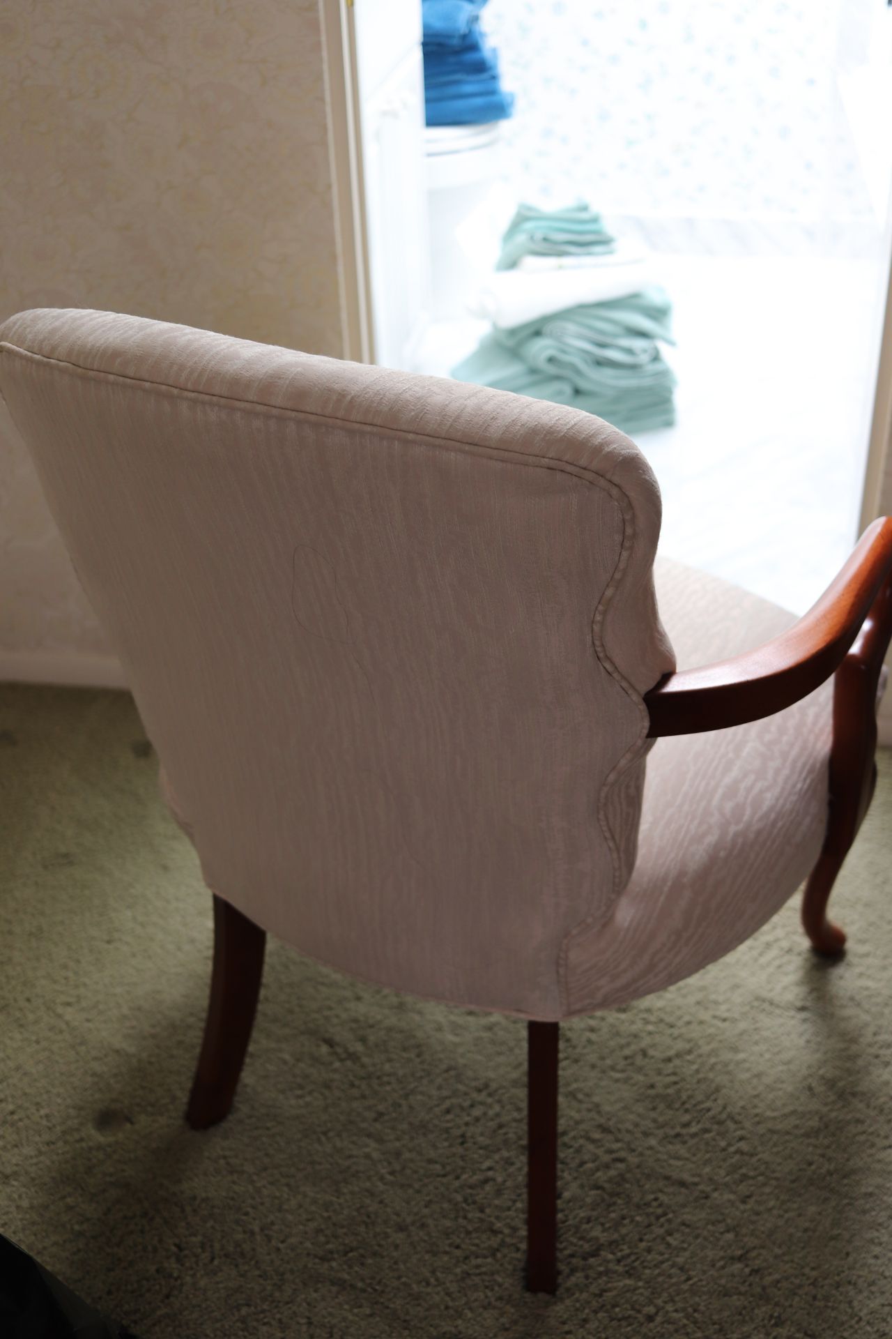 Queen Anne style walnut framed white upholstered armchair - Image 2 of 2