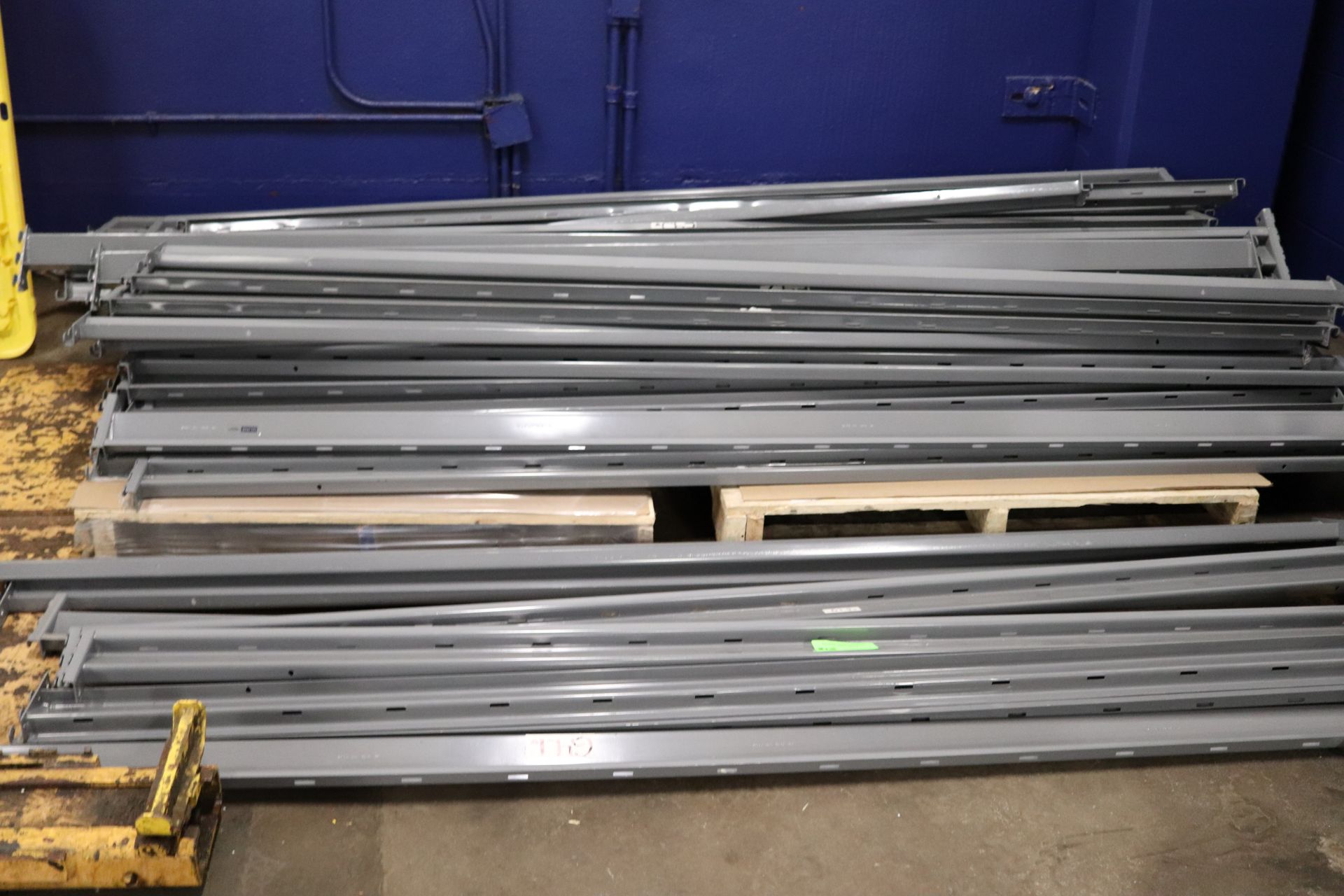 Two pallets of Uline support beams, 72"