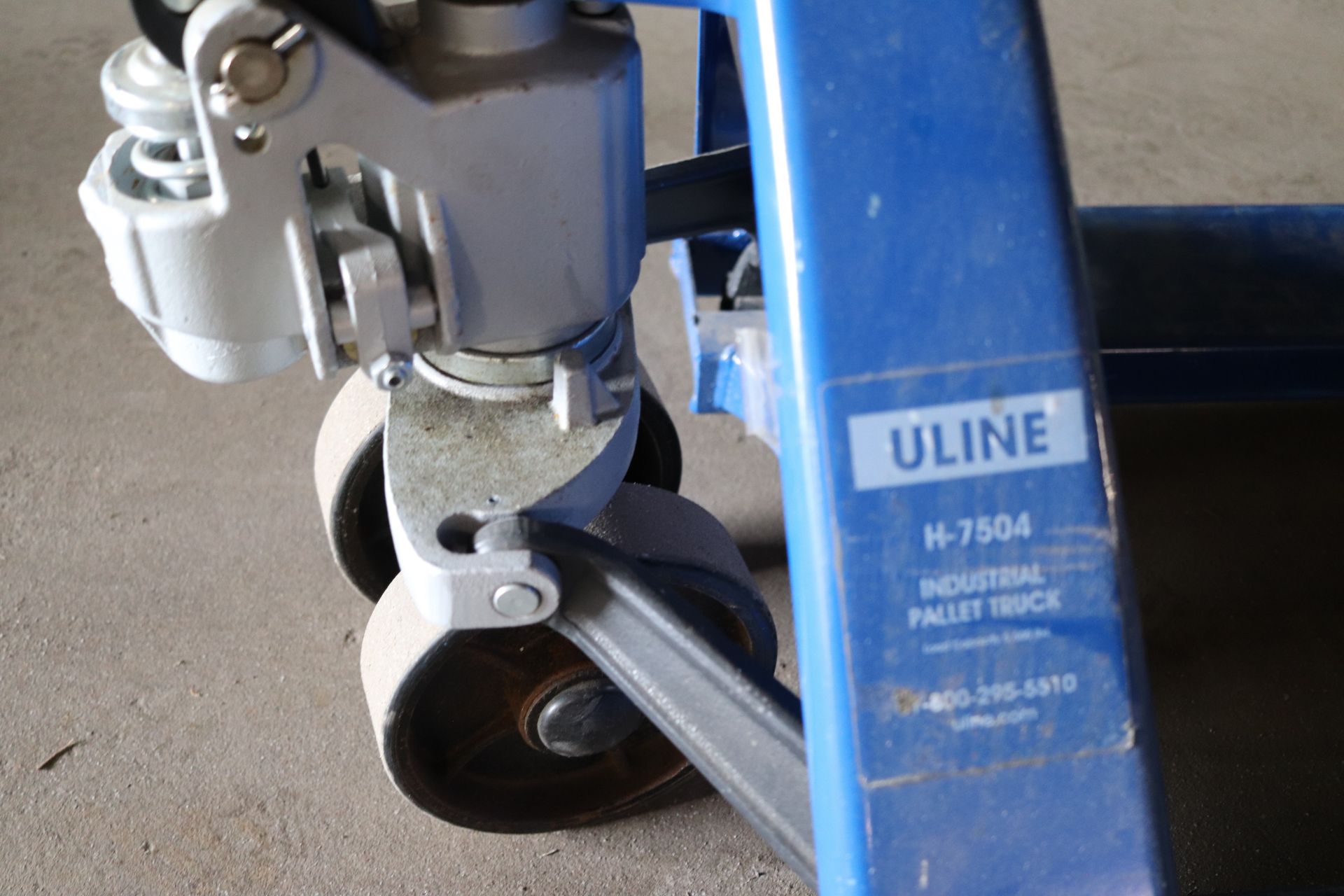 Uline model H7504 industrial pallet truck, 5,500 lbs, late removal - Image 5 of 5