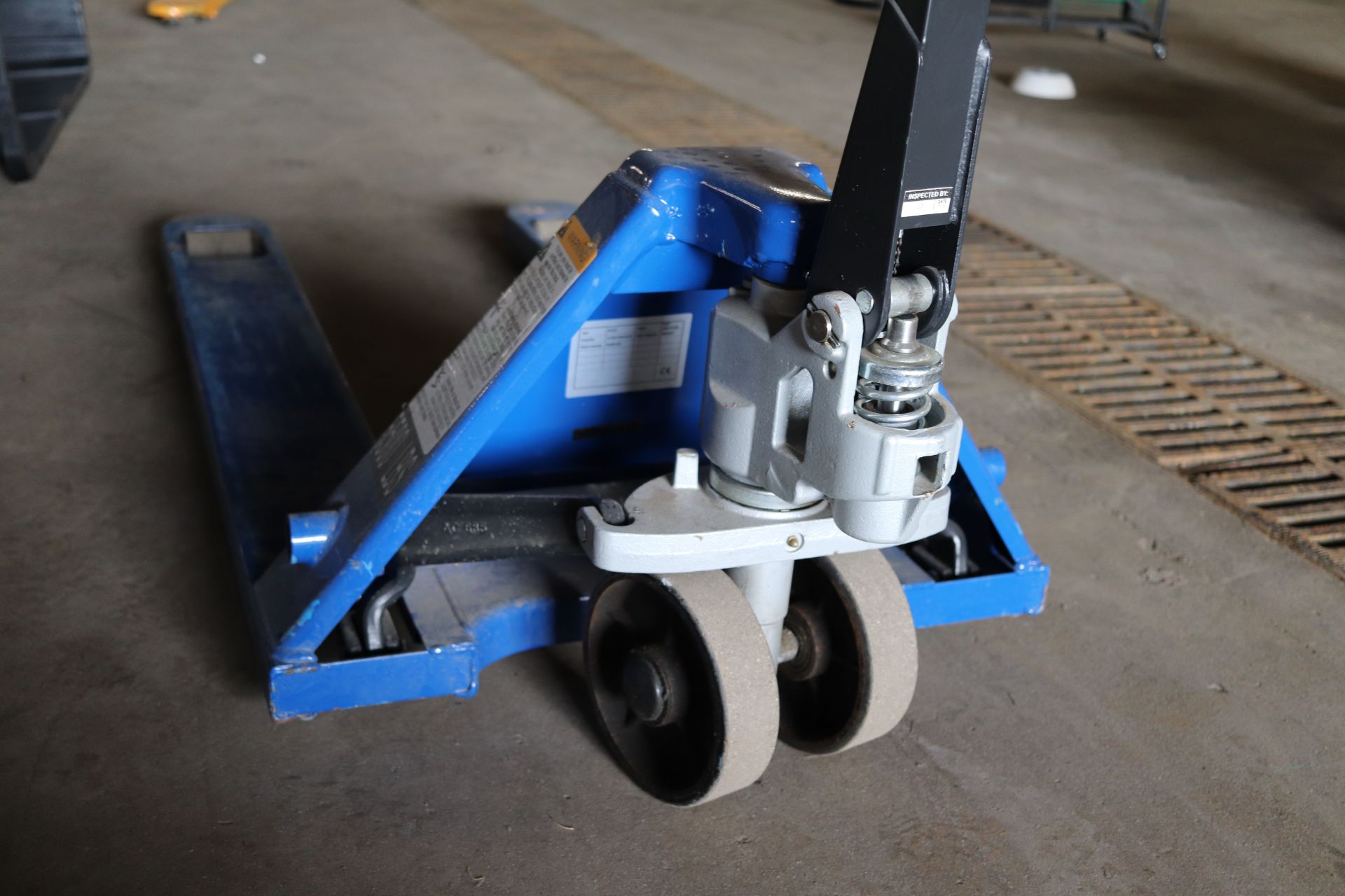 Uline model H7504 industrial pallet truck, 5,500 lbs, late removal - Image 4 of 5