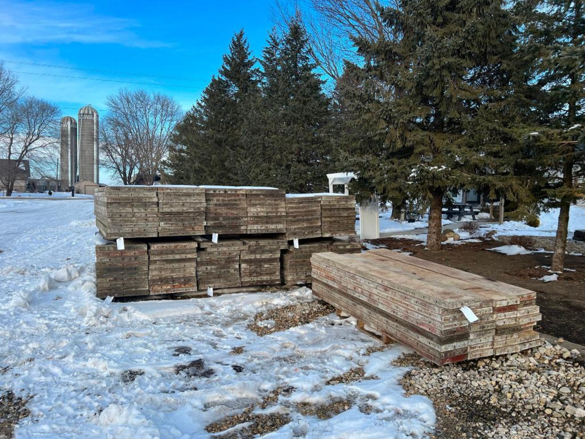 (33) 12" x 8' Symons Steel Ply Forms. Located in Orchard, IA. - Image 9 of 10