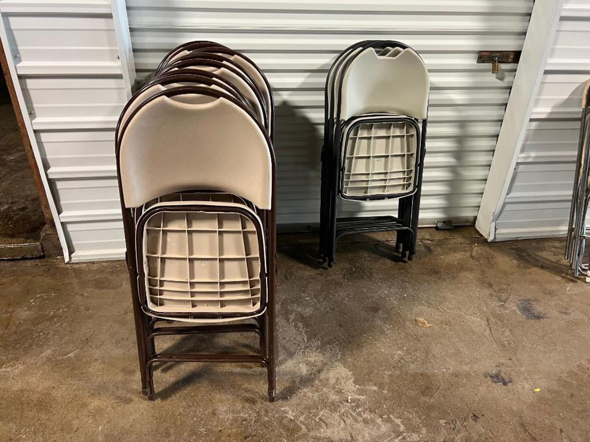 (13) Folding Chairs. Located in Mt. Pleasant, IA