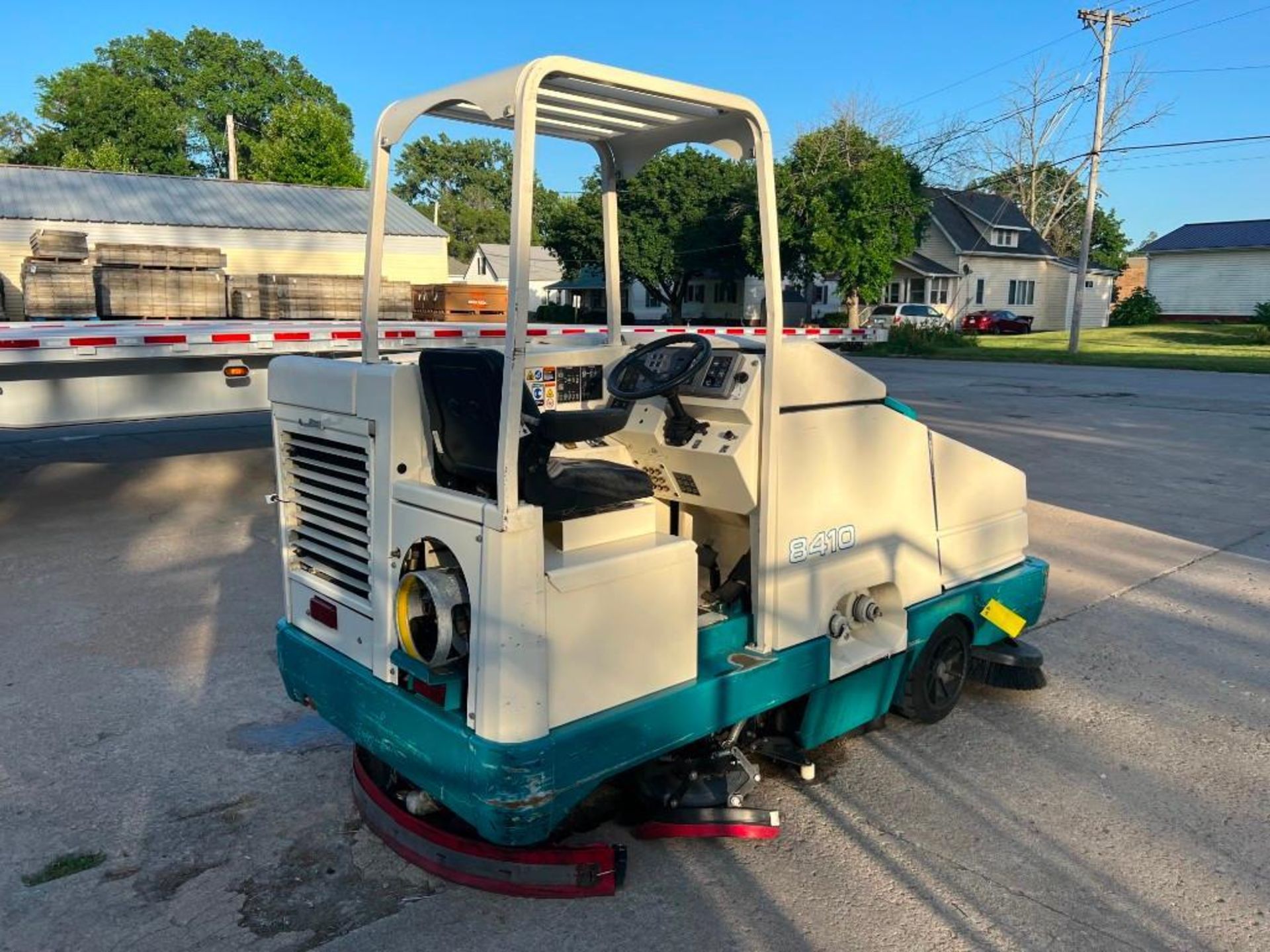 Tennant 8410 Sweeper/Scrubber. Located in Mt. Pleasant, IA - Image 3 of 27