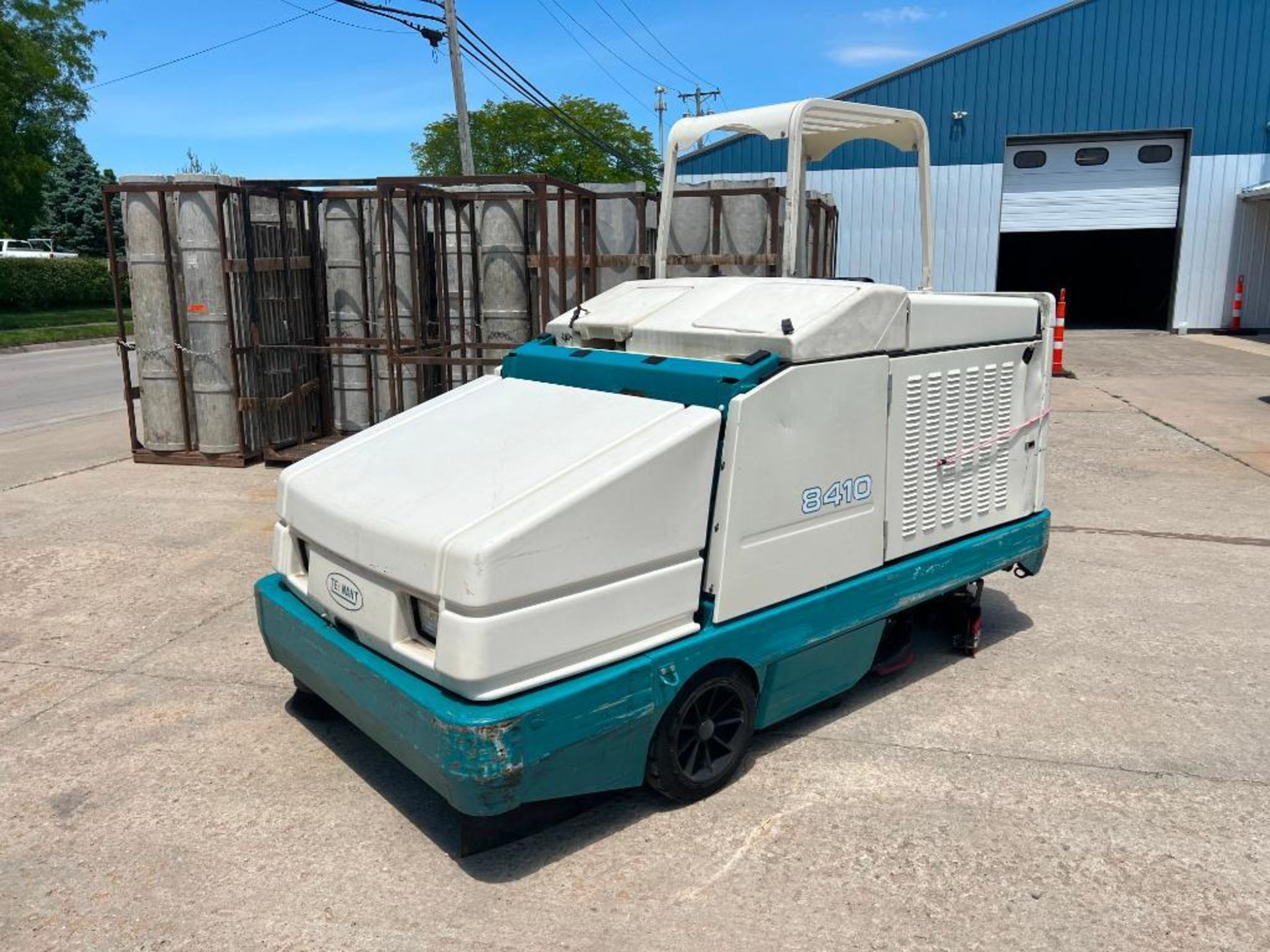 Tennant 8410 Sweeper/Scrubber. Located in Mt. Pleasant, IA - Image 4 of 27