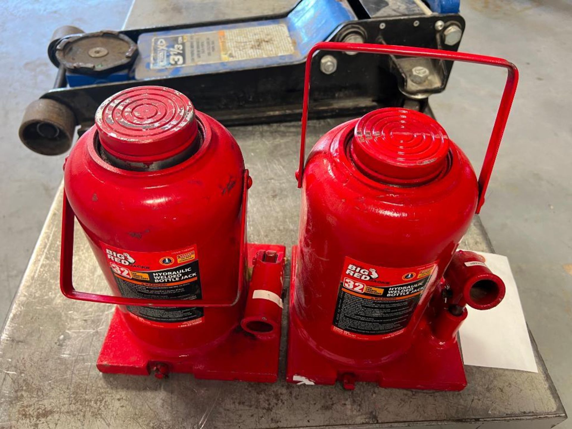 (2) Big Red 32 Ton Hydraulic Welded Bottle Jacks no handle. Located in Mt. Pleasant, IA