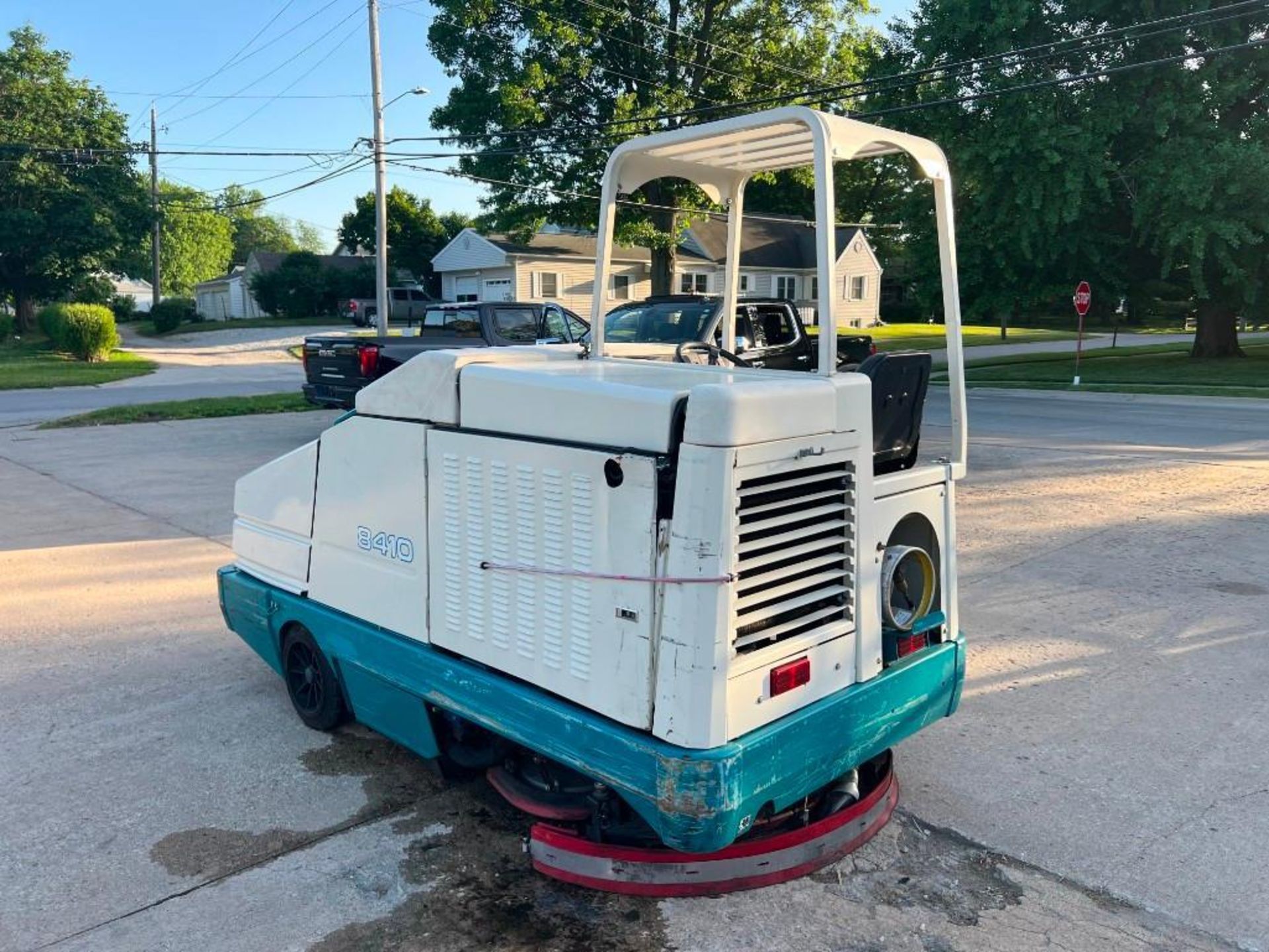 Tennant 8410 Sweeper/Scrubber. Located in Mt. Pleasant, IA - Image 5 of 27