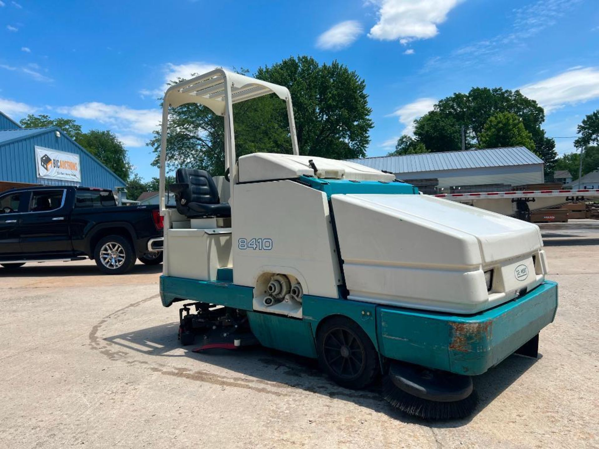 Tennant 8410 Sweeper/Scrubber. Located in Mt. Pleasant, IA - Image 6 of 27