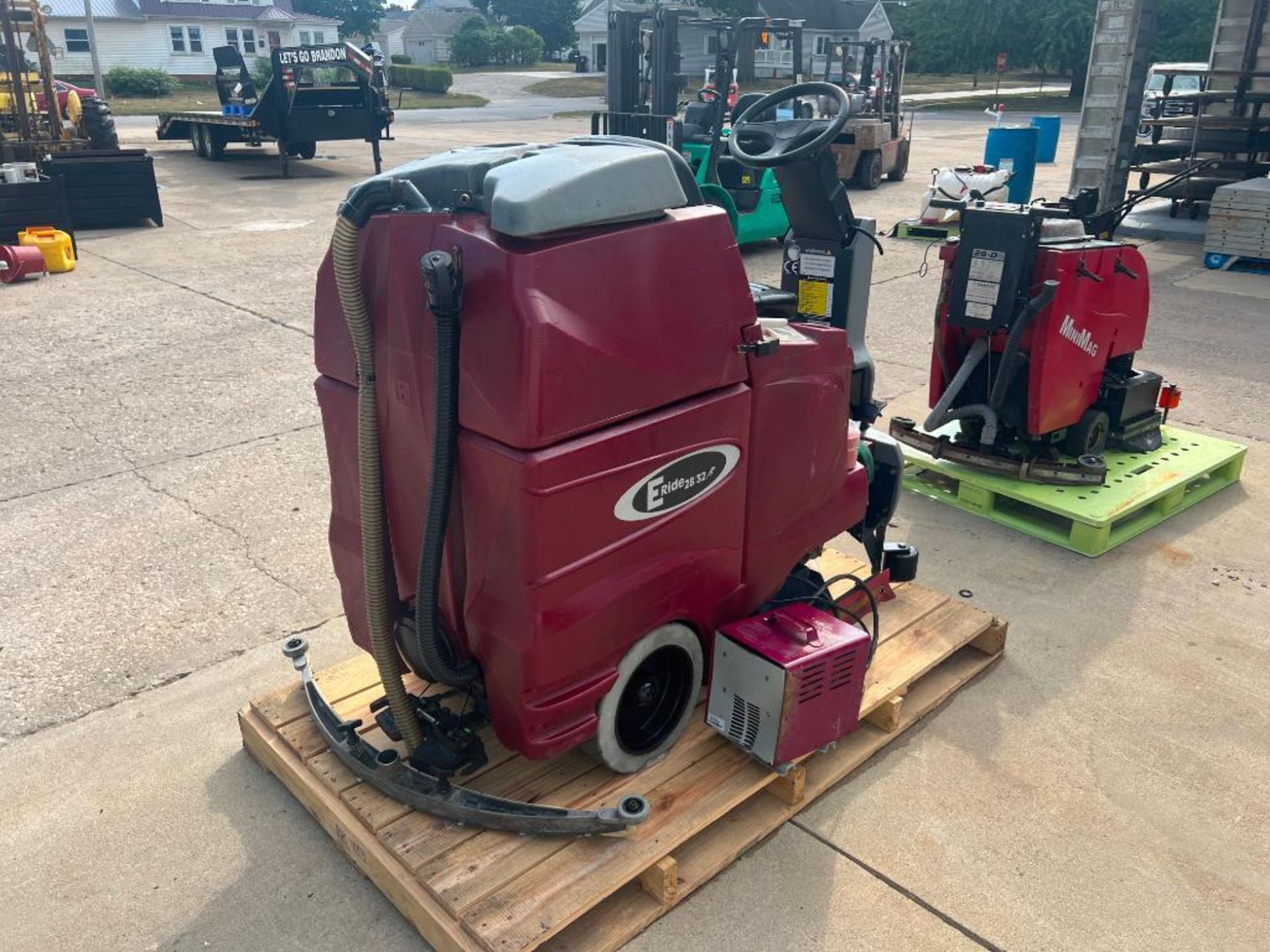 Eride 2832 Rider Floor Scrubber, 8826 Hours, Model ER28D, Serial #13050514, 36 DC Volts. Located in - Image 3 of 15