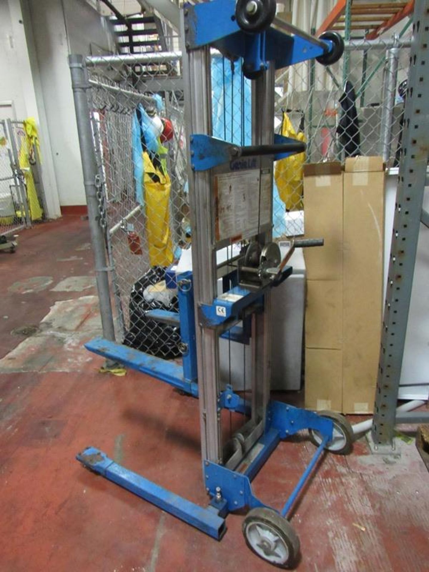 Genie Lift Portable Lift, 20" W X 21" L forks, manual crank (Required Loading Fee $20.00 Norm - Image 2 of 3