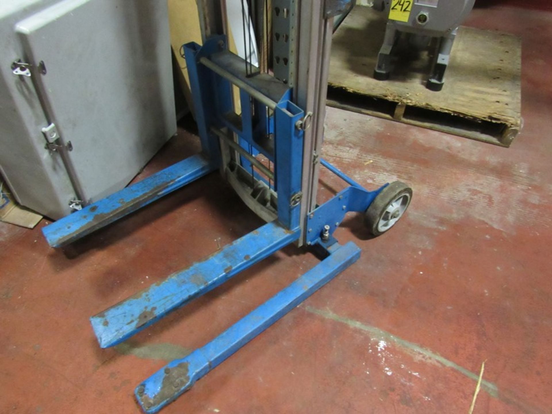 Genie Lift Portable Lift, 20" W X 21" L forks, manual crank (Required Loading Fee $20.00 Norm - Image 3 of 3