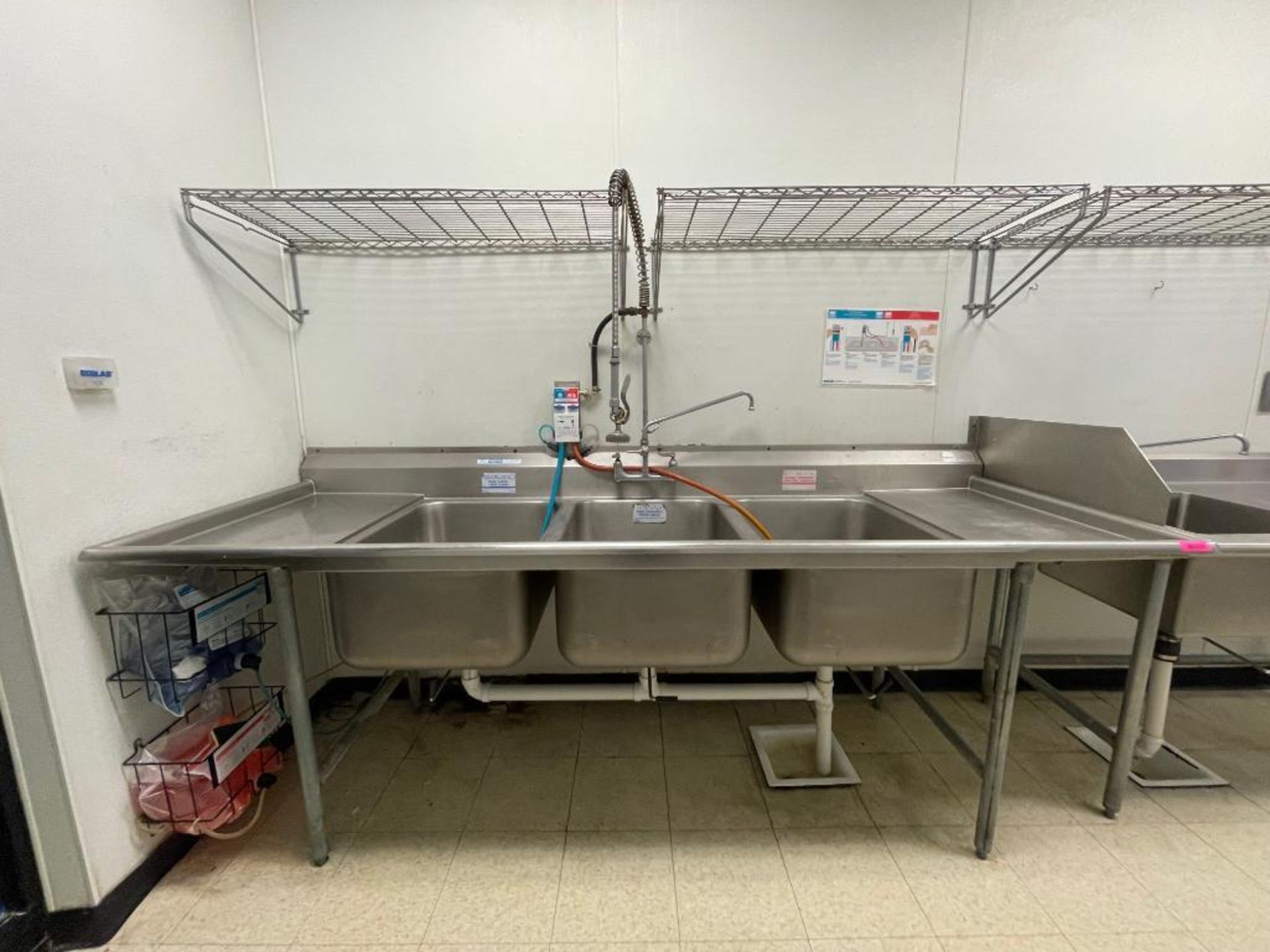 DESCRIPTION: 102" X 32" THREE WELL STAINLESS POT SINK W/ LEFT AND RIGHT DRY BOARDS. ADDITIONAL INFOR - Image 4 of 10