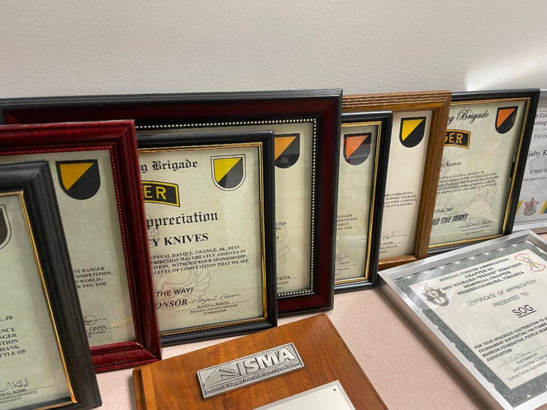 DESCRIPTION: LARGE LOT OF ASSORTED FRAMED AWARDS AND PLAQUES ADDITIONAL INFORMATION SEE ADDITIONAL I - Image 4 of 8