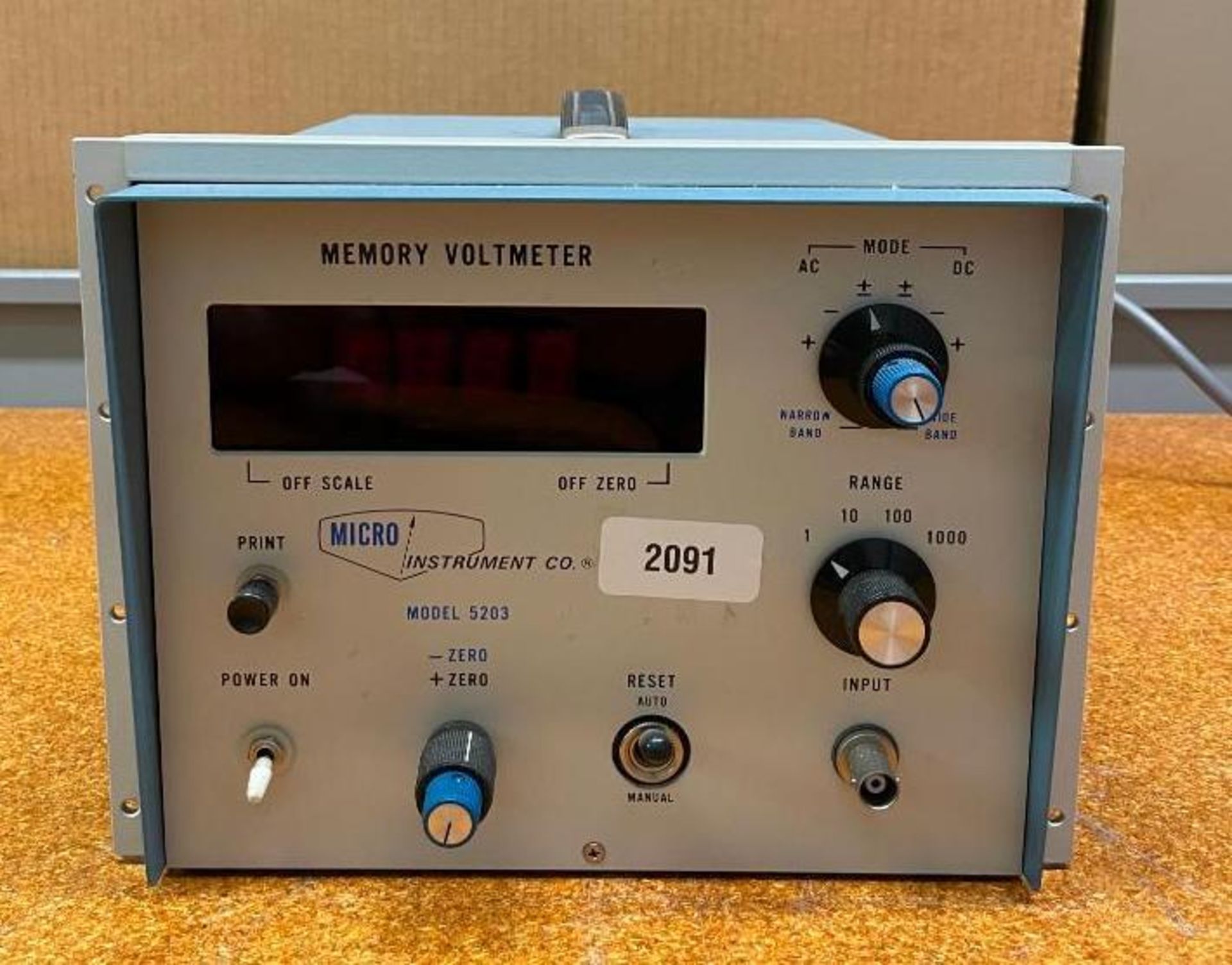MEMORY VOLTMETER TO RECORD AC OR DC VOLTAGES BRAND/MODEL: MICRO INSTRUMENT COL. 5203 INFORMATION: GA