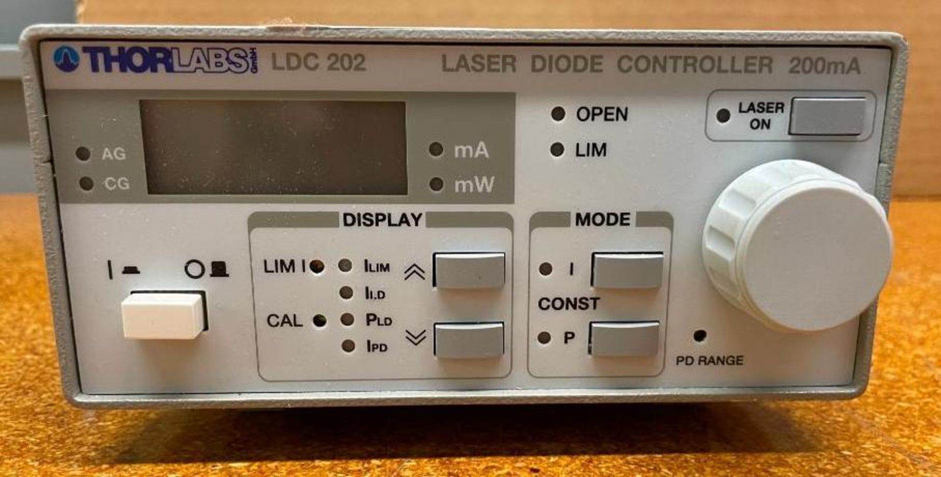 LASER DIODE CONTROLLER BRAND/MODEL: THORLABS LDC202 INFORMATION: 200mA RETAIL$: $1300 ORIGINAL RETAI - Image 2 of 3