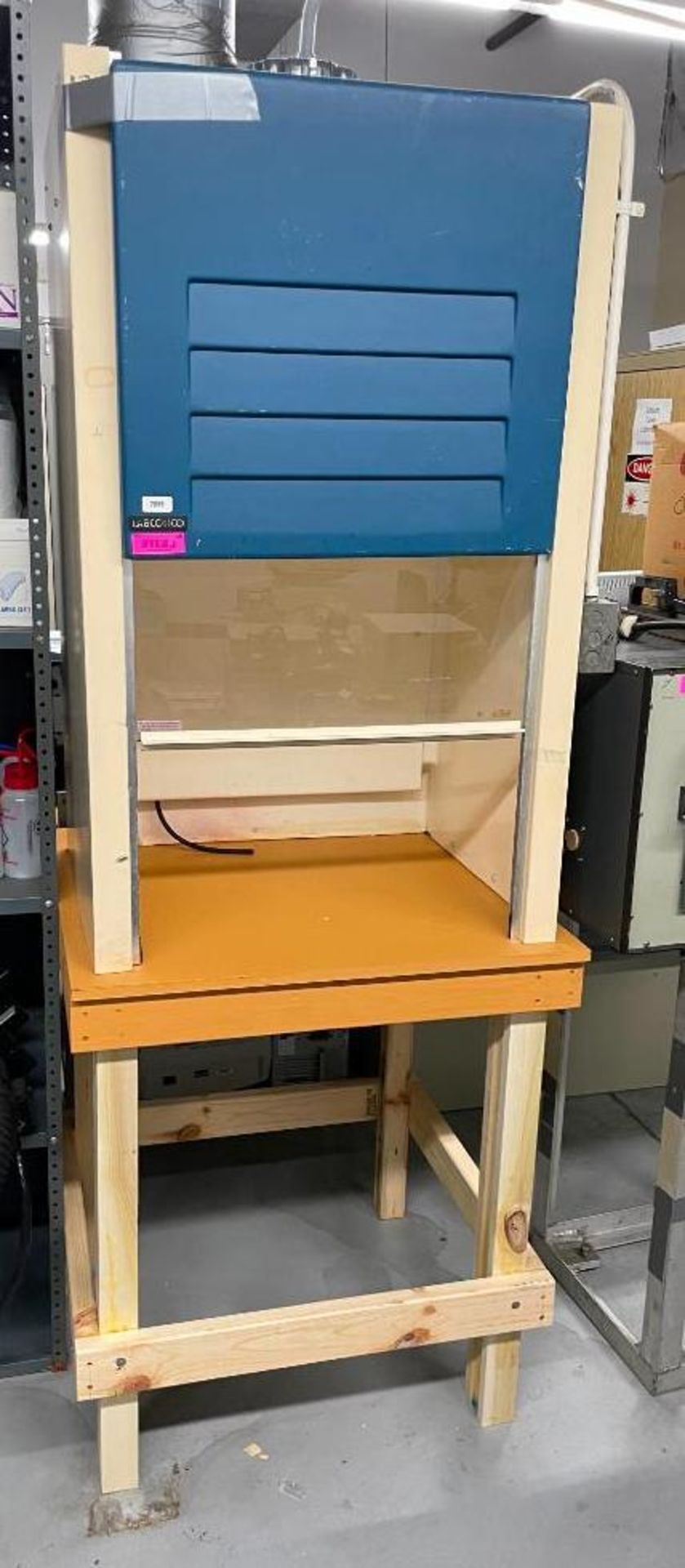 FUME HOOD WITH EXHAUST VENT AND TABLE SUPPORT BRAND/MODEL: LABCONO SIZE: 28"X24"X46" QTY: 1
