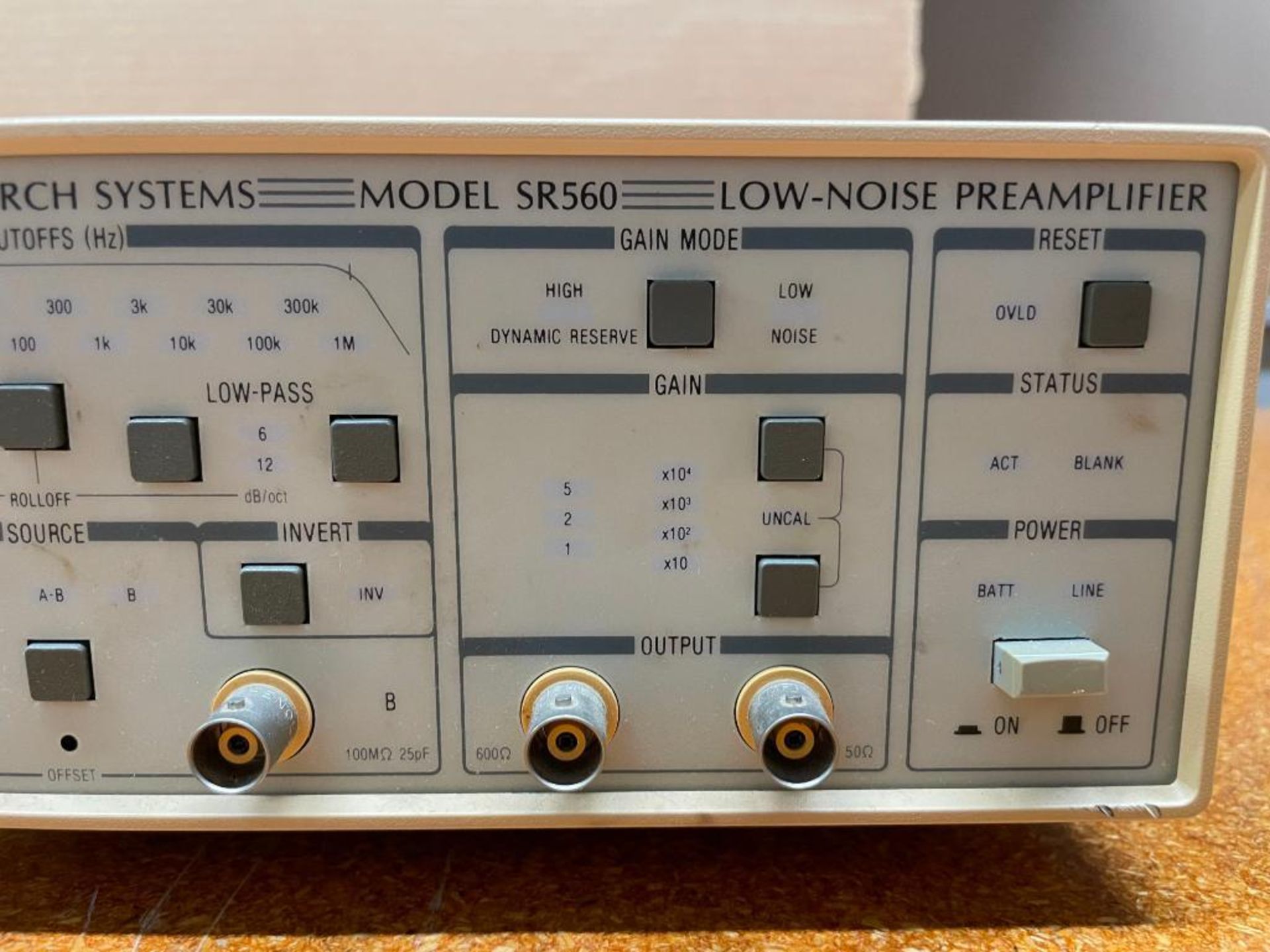LOW NOISE PREAMPLIFIER BRAND/MODEL: STANFORD RESEARCH SYSTEMS SR560 QTY: 1 - Image 4 of 7
