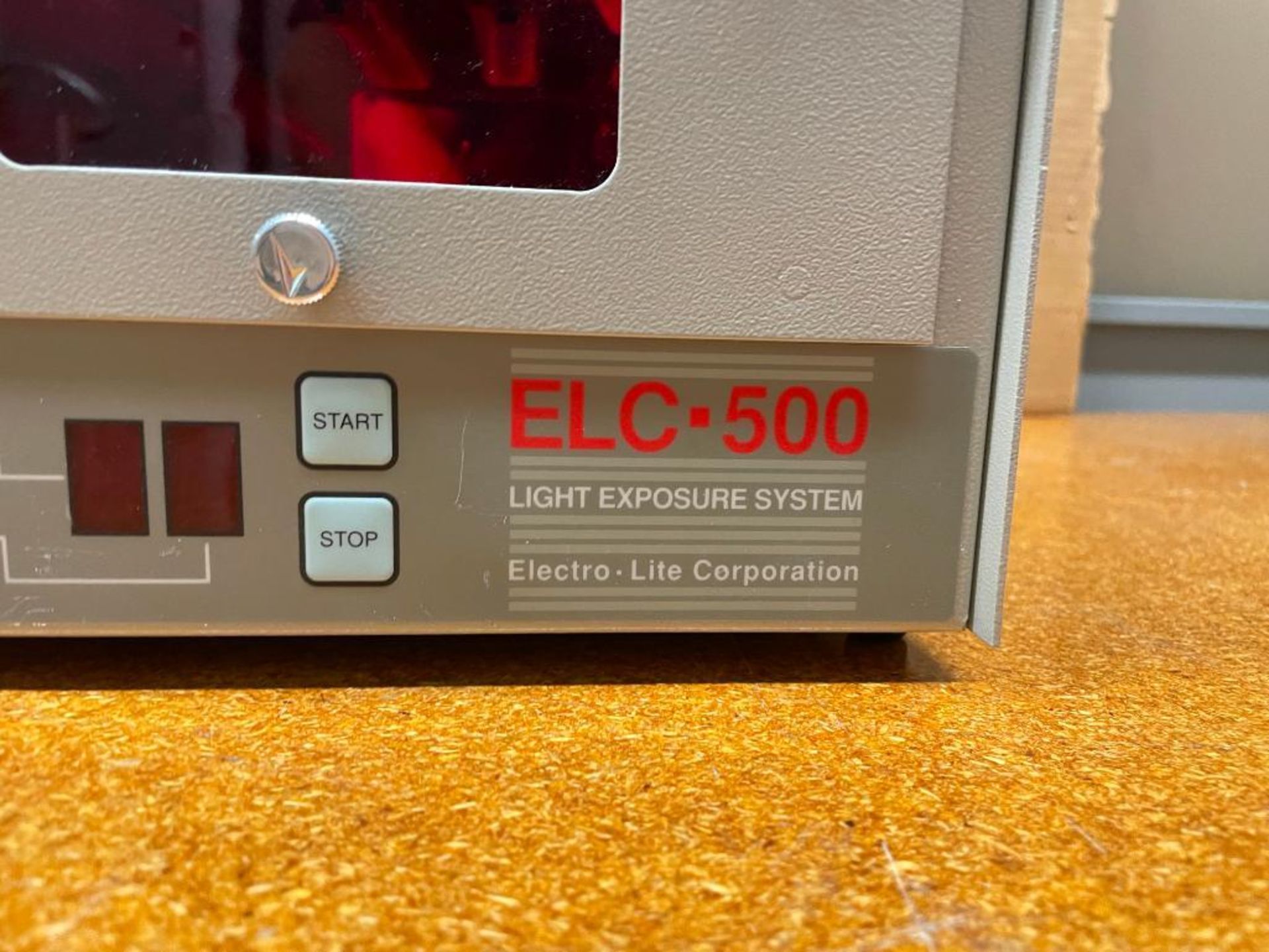 UV/VIS LIGHT EXPOSURE SYSTEM BRAND/MODEL: ELECTRO-LITE CORP. ELC-500 QTY: 1 - Image 4 of 6
