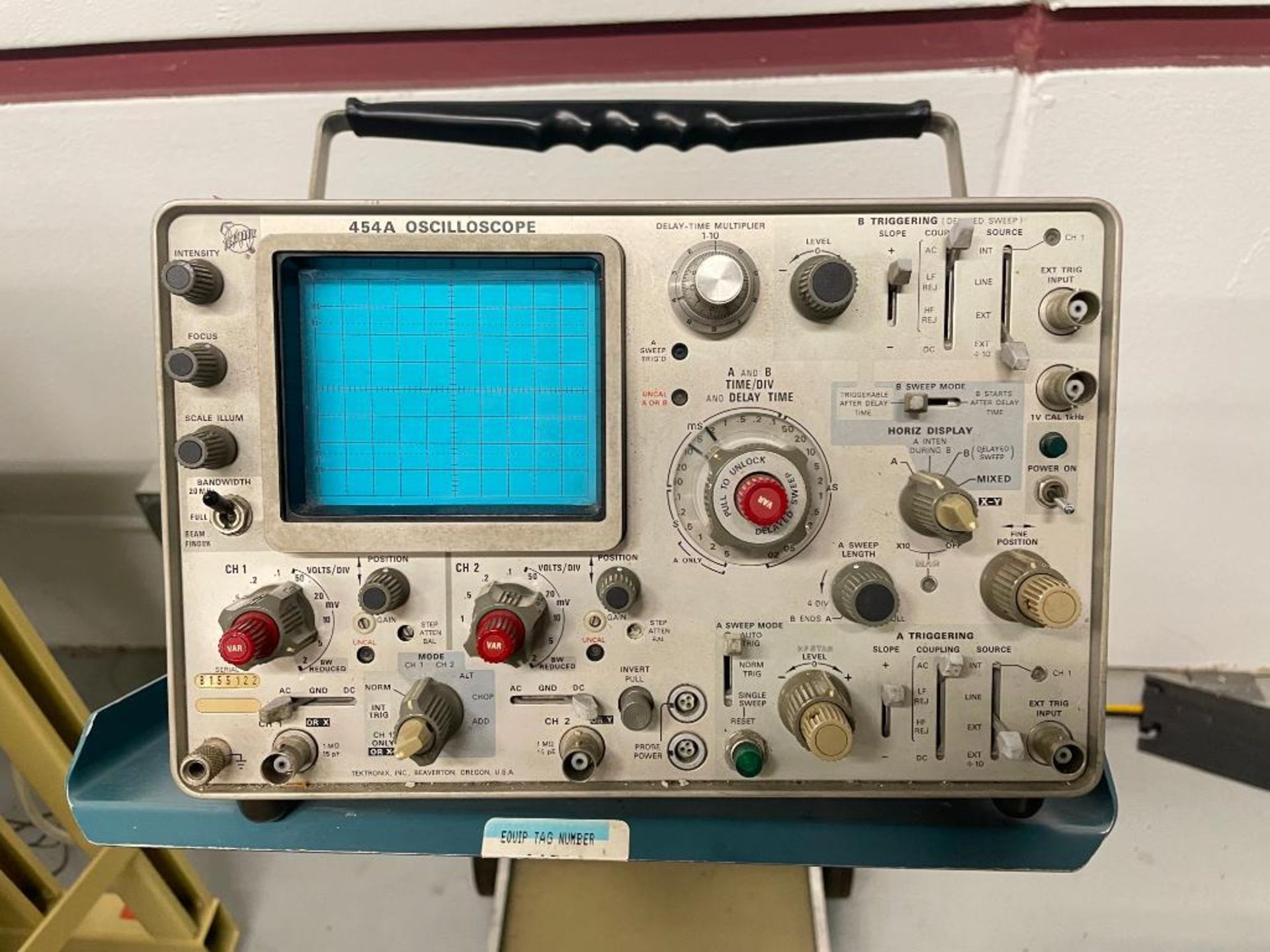 TEKTRONIX 454A DUAL CHANNEL OSCILLOSCOPE W/ MOBIL CART BRAND/MODEL: TEKTRONIX 454A QTY: 1 - Image 9 of 14