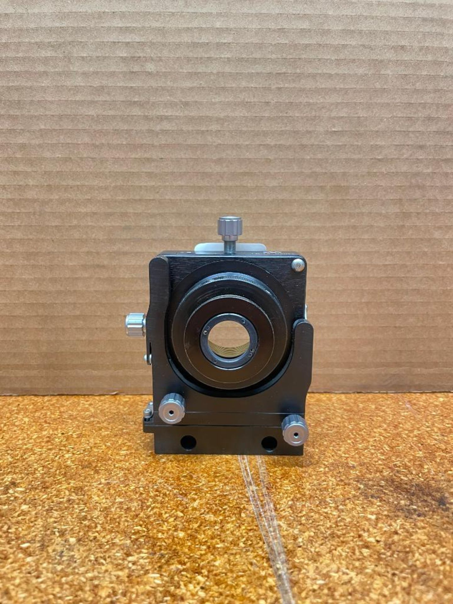5-AXIS OPTIC POSITIONER BRAND/MODEL: NEWPORT LP-1A RETAIL$: $860 ORIGINAL RETAIL QTY: 1 - Image 2 of 4