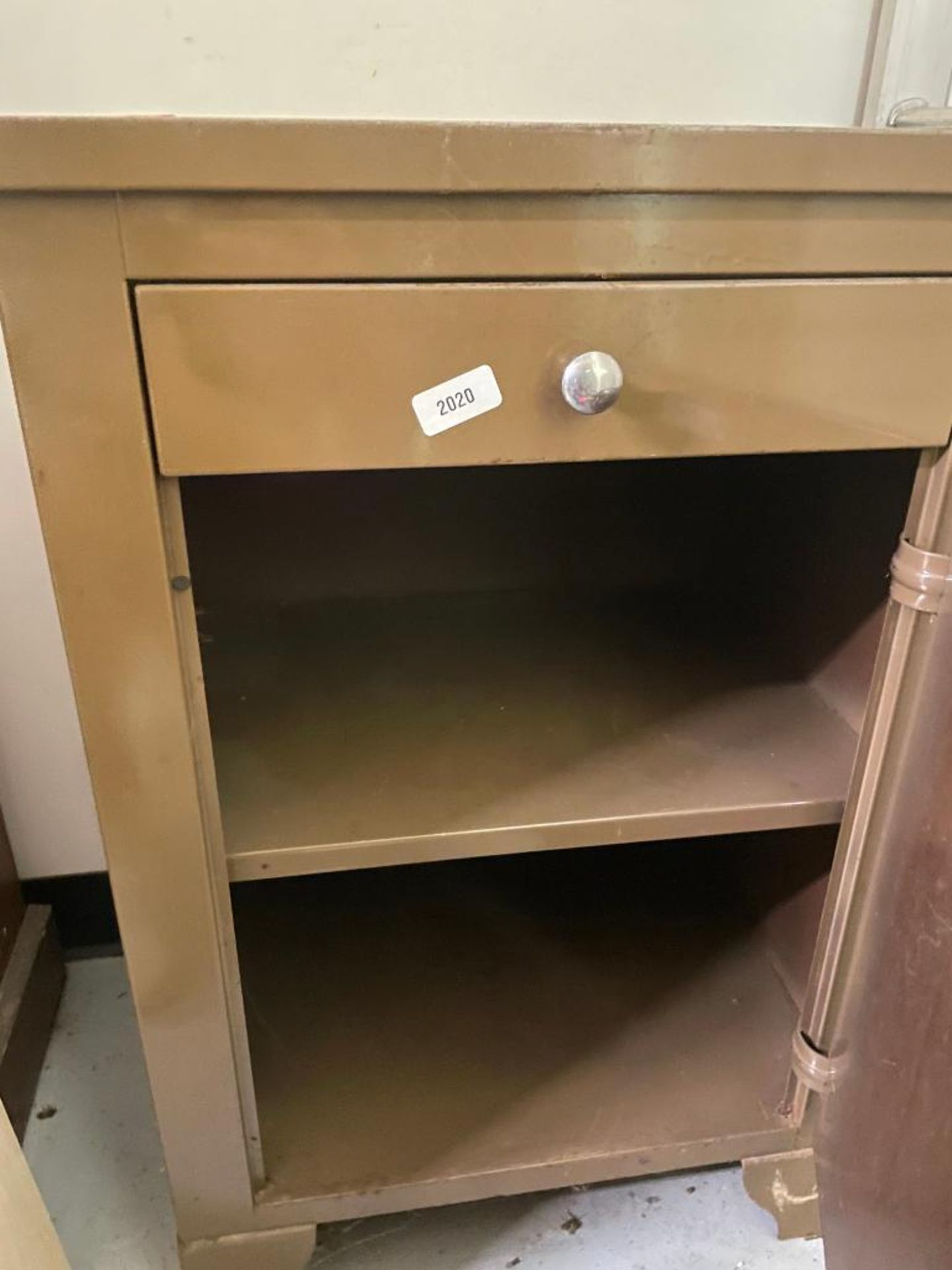 1-DOOR METAL CABINET WITH DRAWER SIZE: 16"X20"X30" QTY: 1 - Image 2 of 5