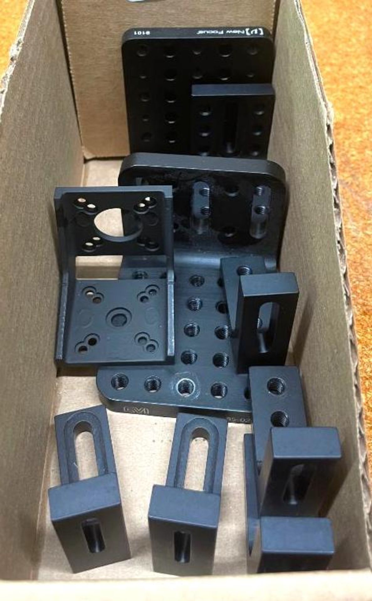 (8) ASSORTED RIGHT ANGLE MOUNTS QTY: 1