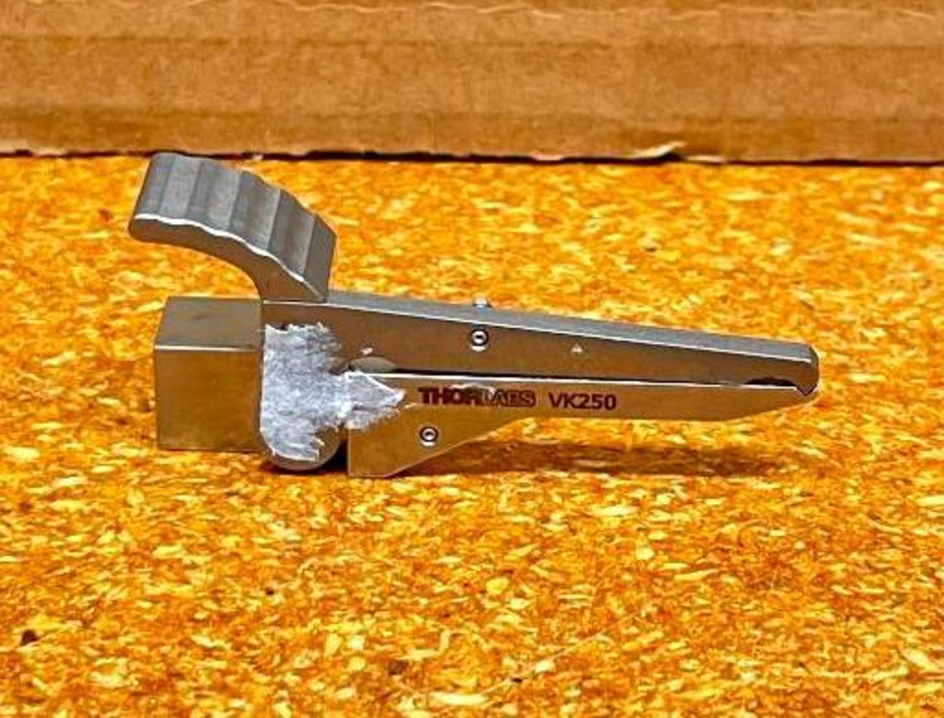 MICRO V-CLAMP BRAND/MODEL: THORLABS VK250 INFORMATION: WITH STAINLESS STEEL BLADES RETAIL$: $145 ORI