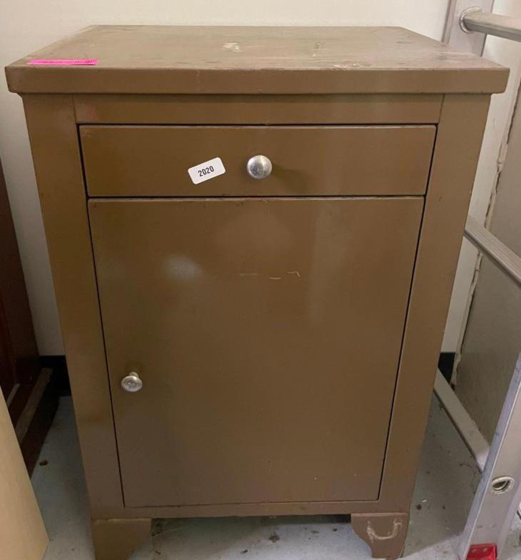 1-DOOR METAL CABINET WITH DRAWER SIZE: 16"X20"X30" QTY: 1