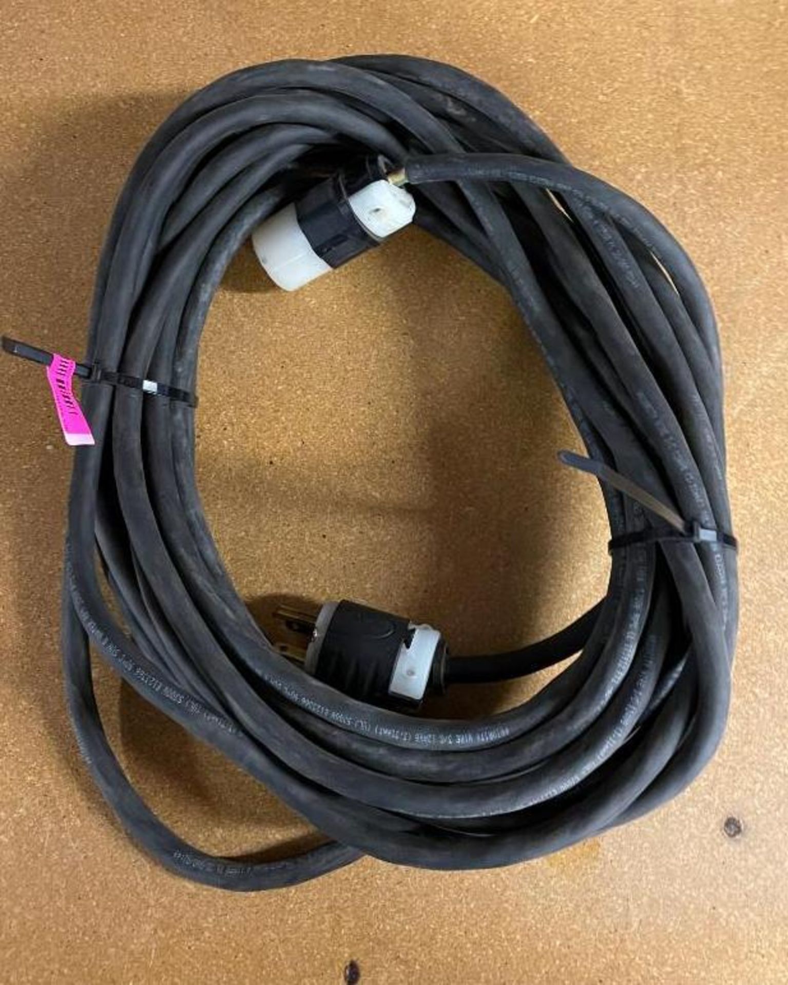 DESCRIPTION: HEAVY DUTY EXTENSION CORD