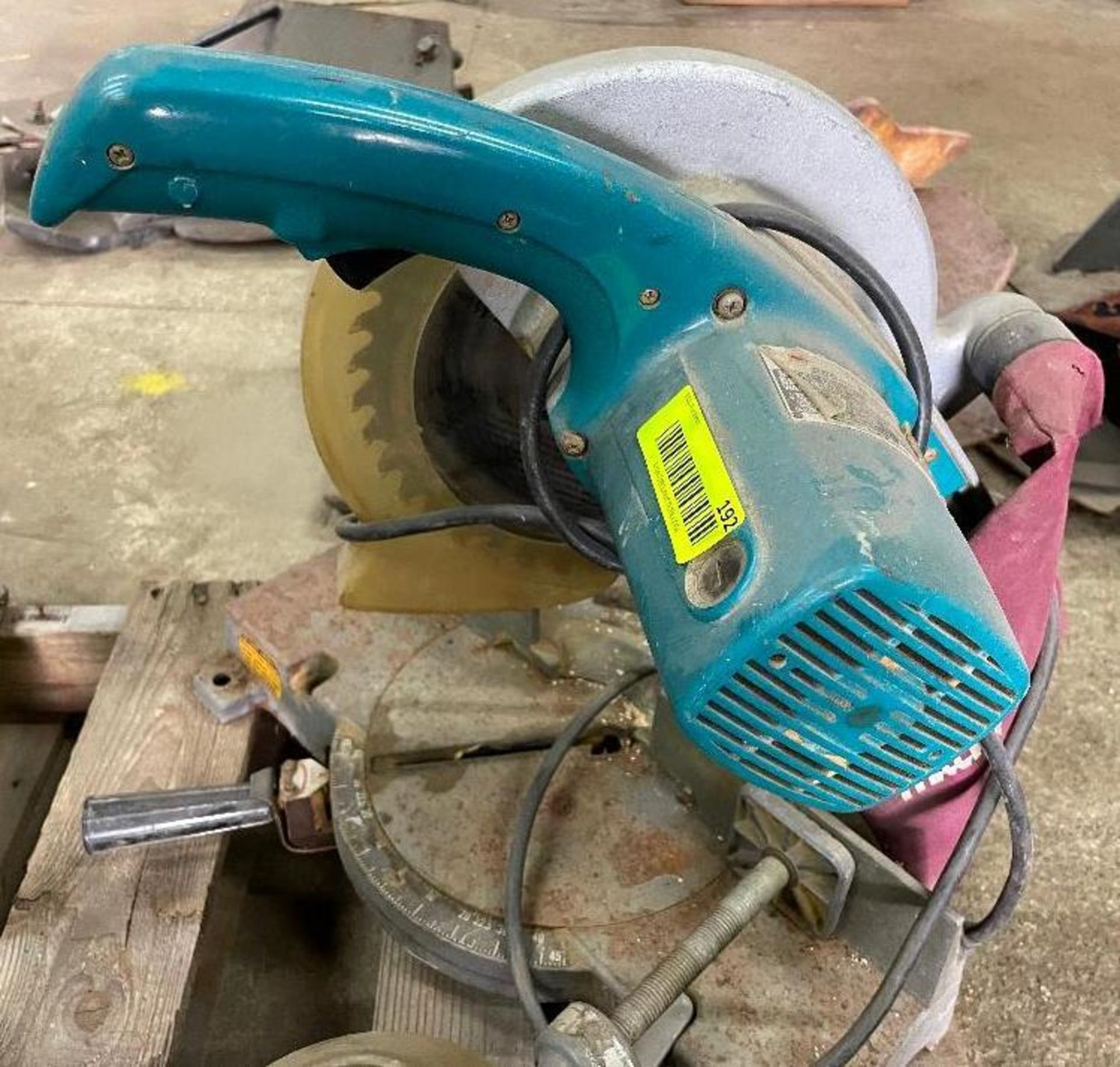 DESCRIPTION: MAKITA 255MM MITER SAW BRAND / MODEL: MAKITA LS1000 LOCATION: SHOP QTY: 1