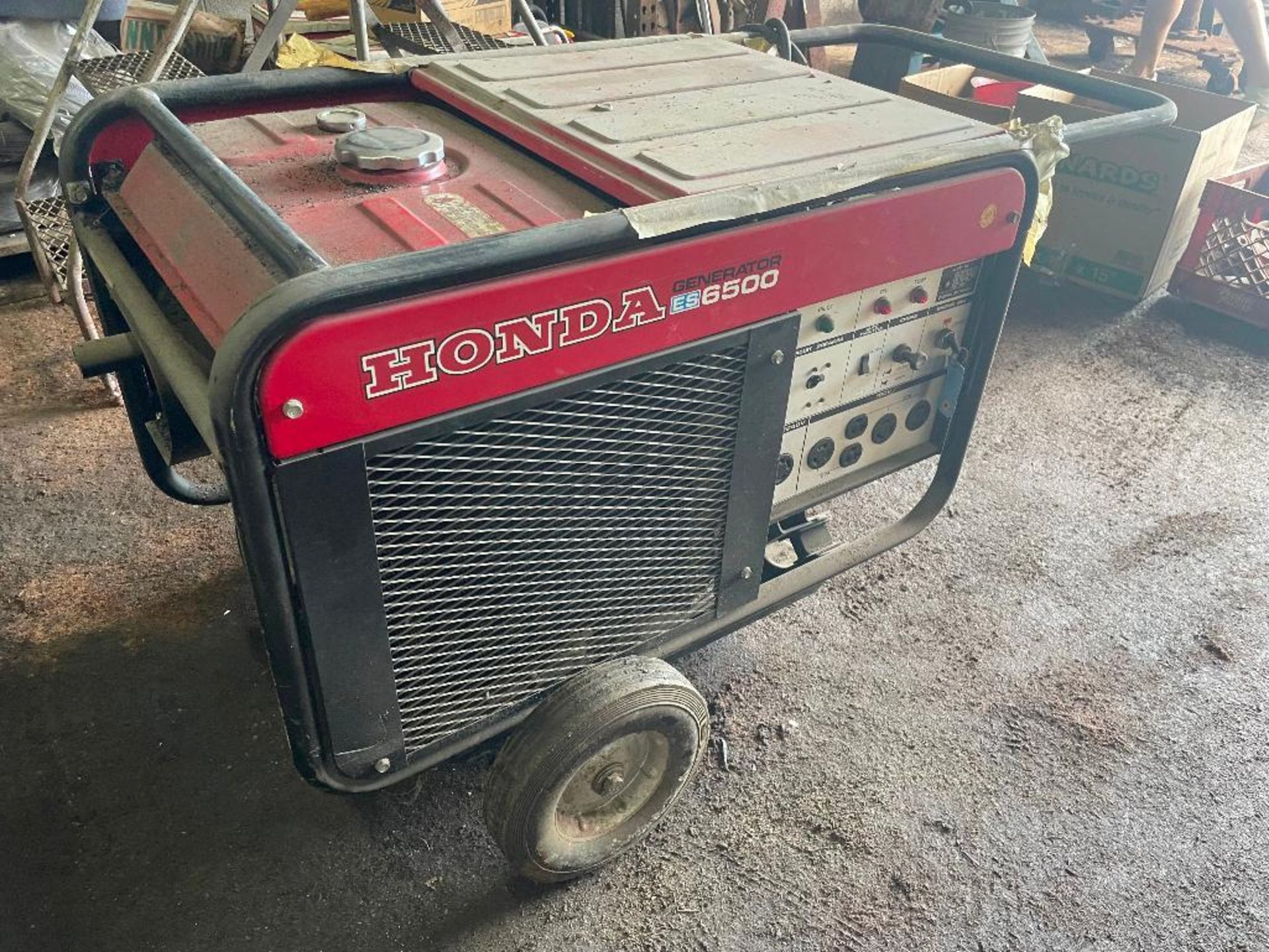 DESCRIPTION: HONDA ES 6500 GAS POWERED GENERATOR - VERY LIGHT USE, LIKE NEW. BRAND / MODEL: HONDA ES - Image 4 of 8