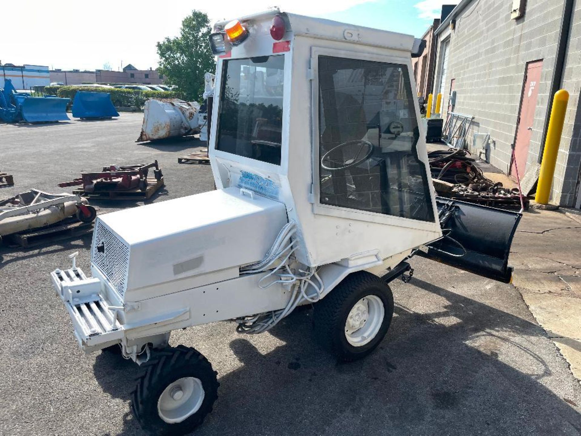 DESCRIPTION: TORO 325D GROUNDMASTER W/ ENCLOSED CAB, 53" SNOW PLOW, AND 60" MOWING DECK. BRAND / MOD - Image 6 of 11