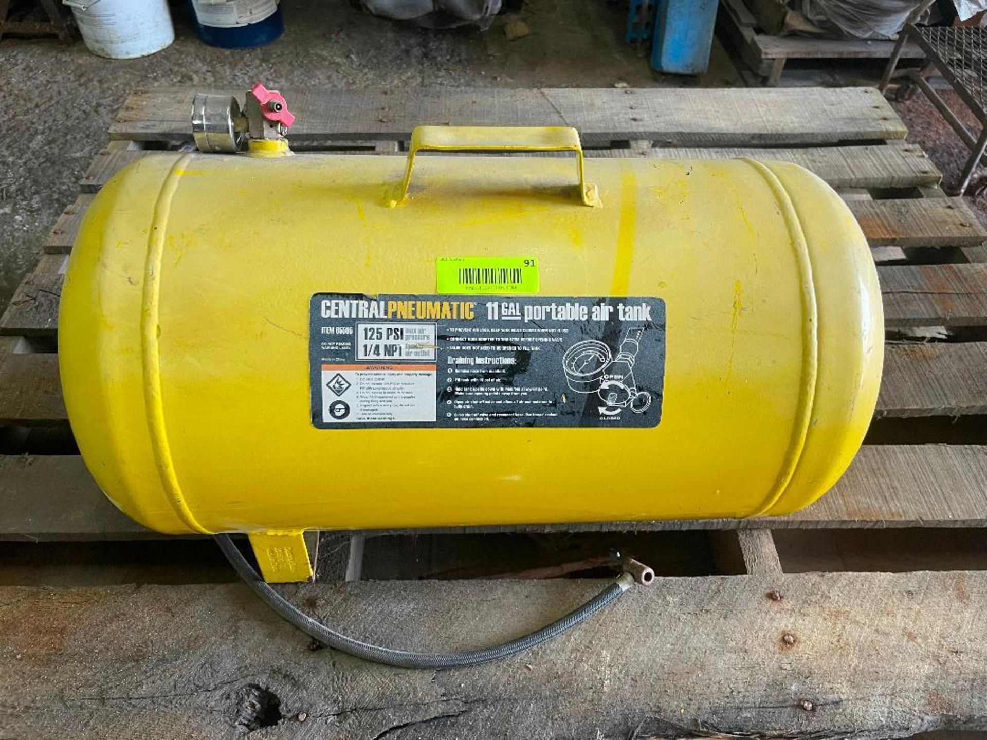 DESCRIPTION: CENTRAL PNEUMATIC 11 GALLON PORTABLE AIR TANK BRAND / MODEL: CENTRAL PNEUMATIC 65595 LO - Image 2 of 3