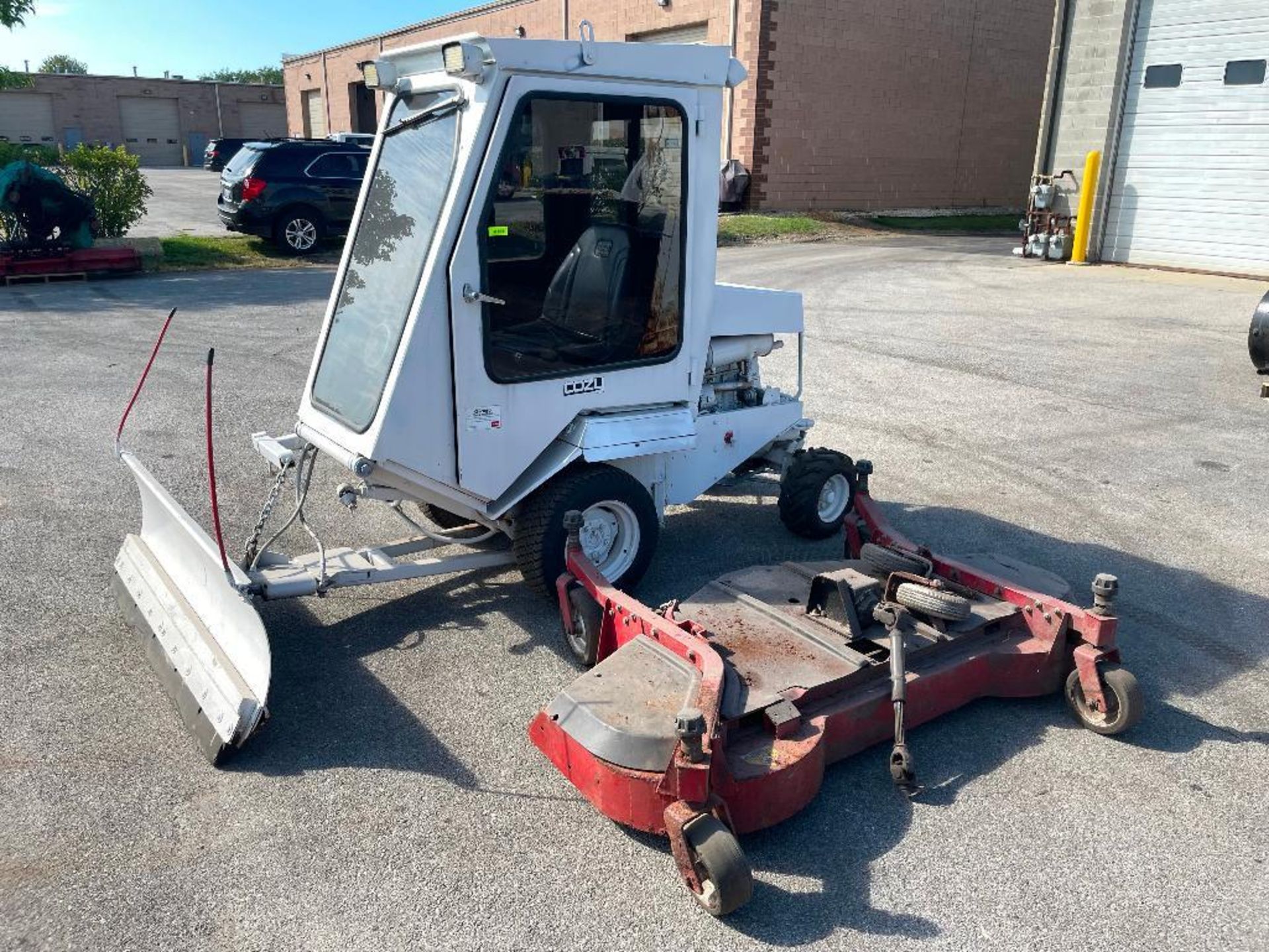 DESCRIPTION: TORO 325D GROUNDMASTER W/ ENCLOSED CAB, SNOW PLOW, AND 72" MOWING DECK. BRAND / MODEL: