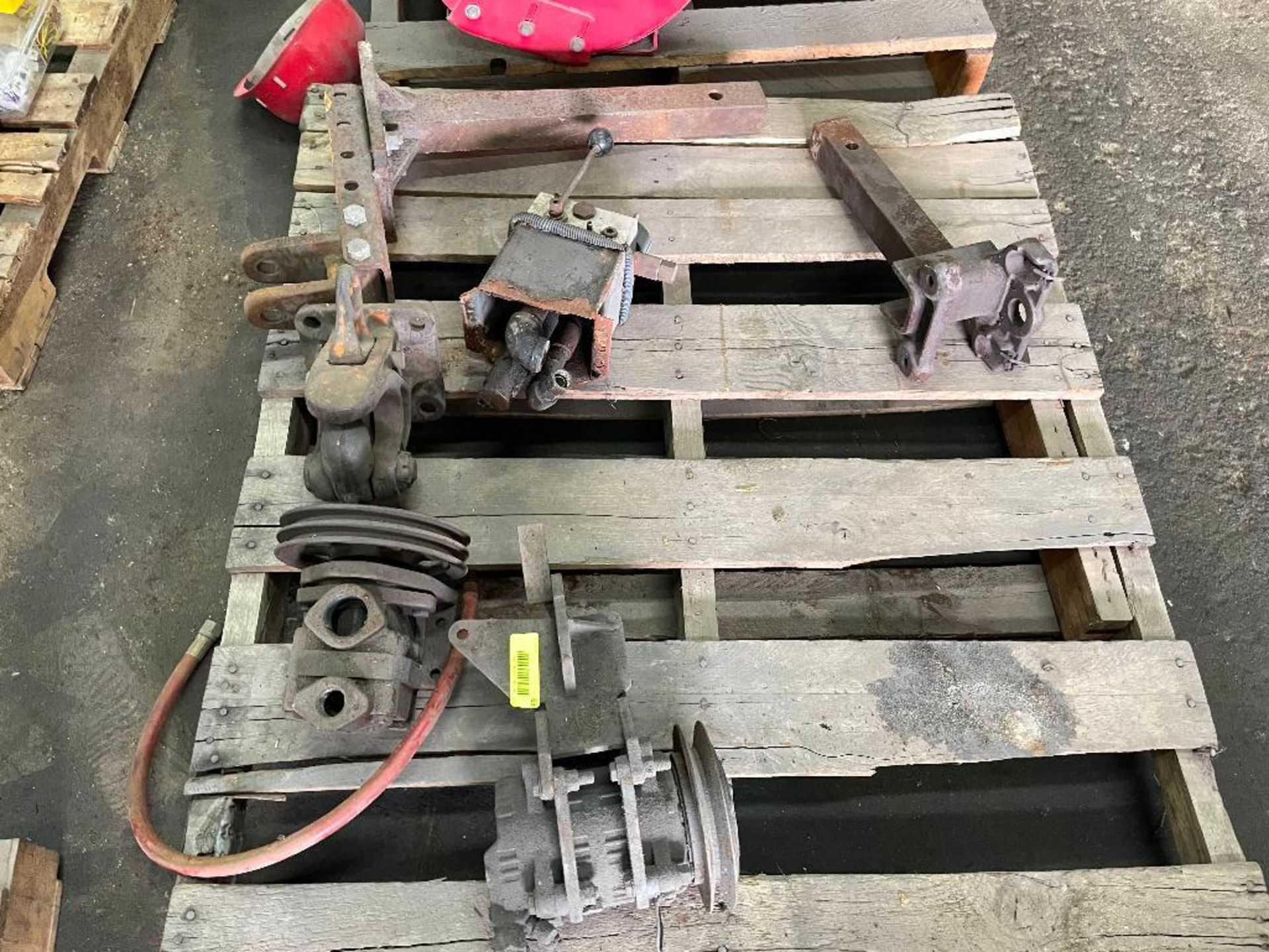 DESCRIPTION: PALLET OF MISC. HYDRAULIC HARDWARE. LOCATION: SHOP THIS LOT IS: ONE MONEY QTY: 1 - Image 2 of 2