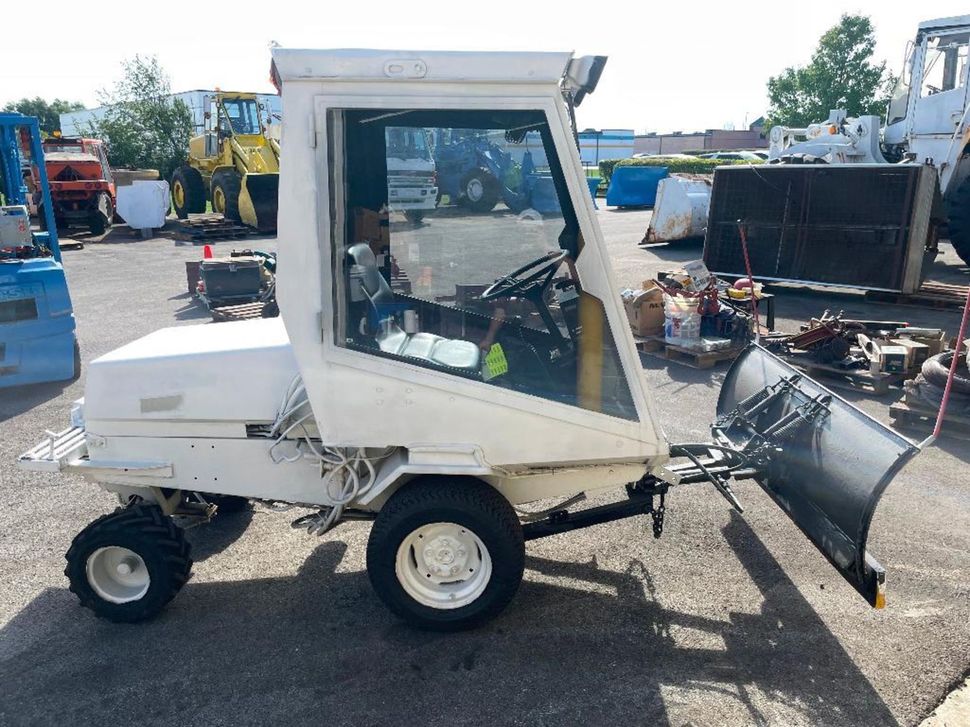 DESCRIPTION: TORO 325D GROUNDMASTER W/ ENCLOSED CAB, 53" SNOW PLOW, AND 60" MOWING DECK. BRAND / MOD - Image 5 of 11