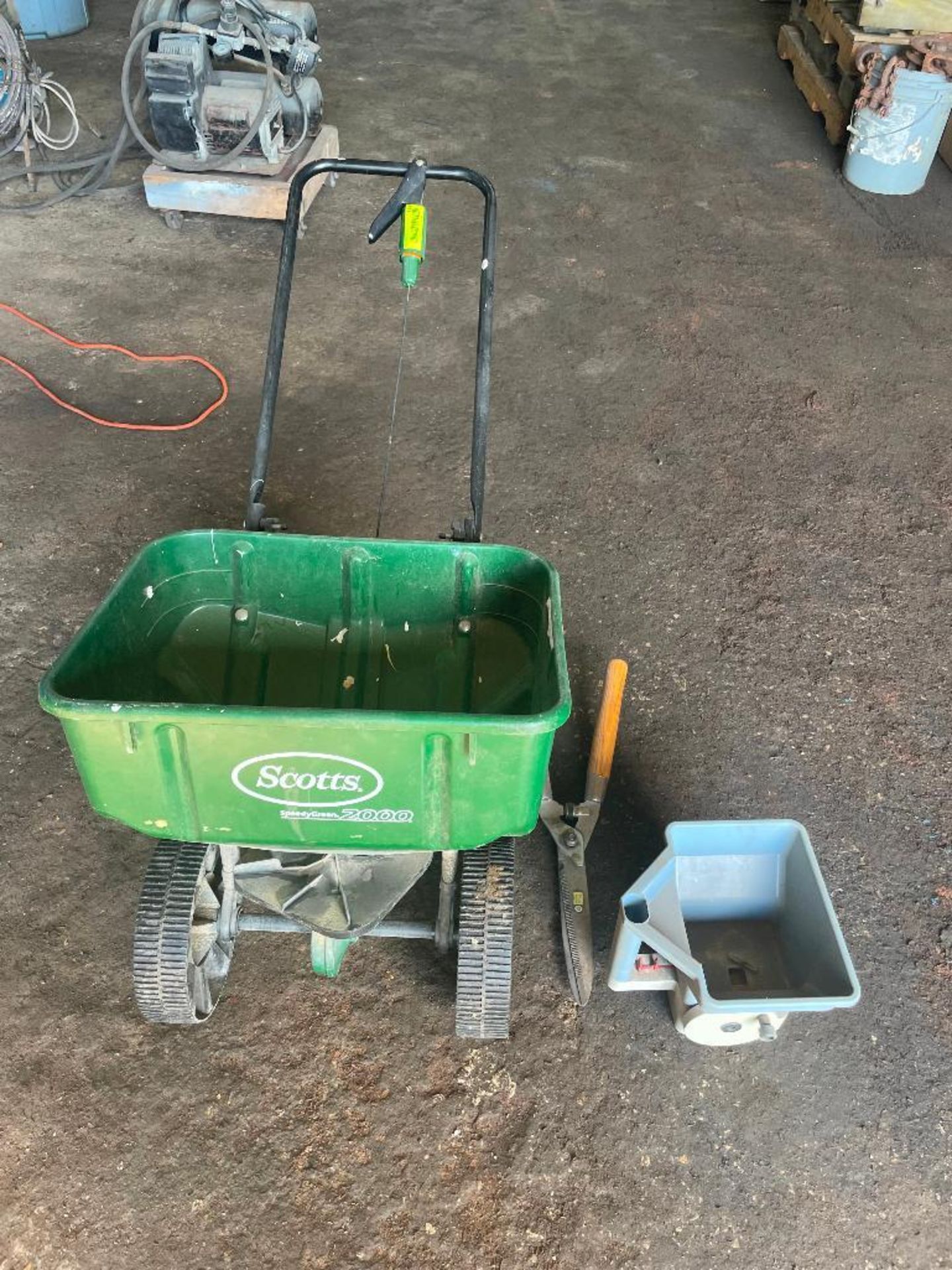 DESCRIPTION: SCOTTS DROP SPREADER, SHEARS, AND HAND HELD DROP SPREADER. LOCATION: SHOP THIS LOT IS: - Image 3 of 4