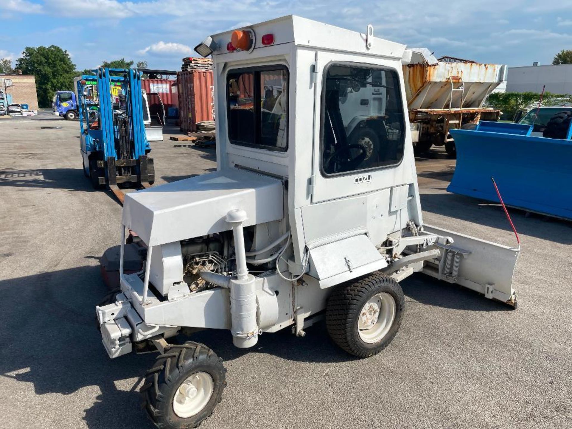 DESCRIPTION: TORO 325D GROUNDMASTER W/ ENCLOSED CAB, SNOW PLOW, AND 72" MOWING DECK. BRAND / MODEL: - Image 8 of 14