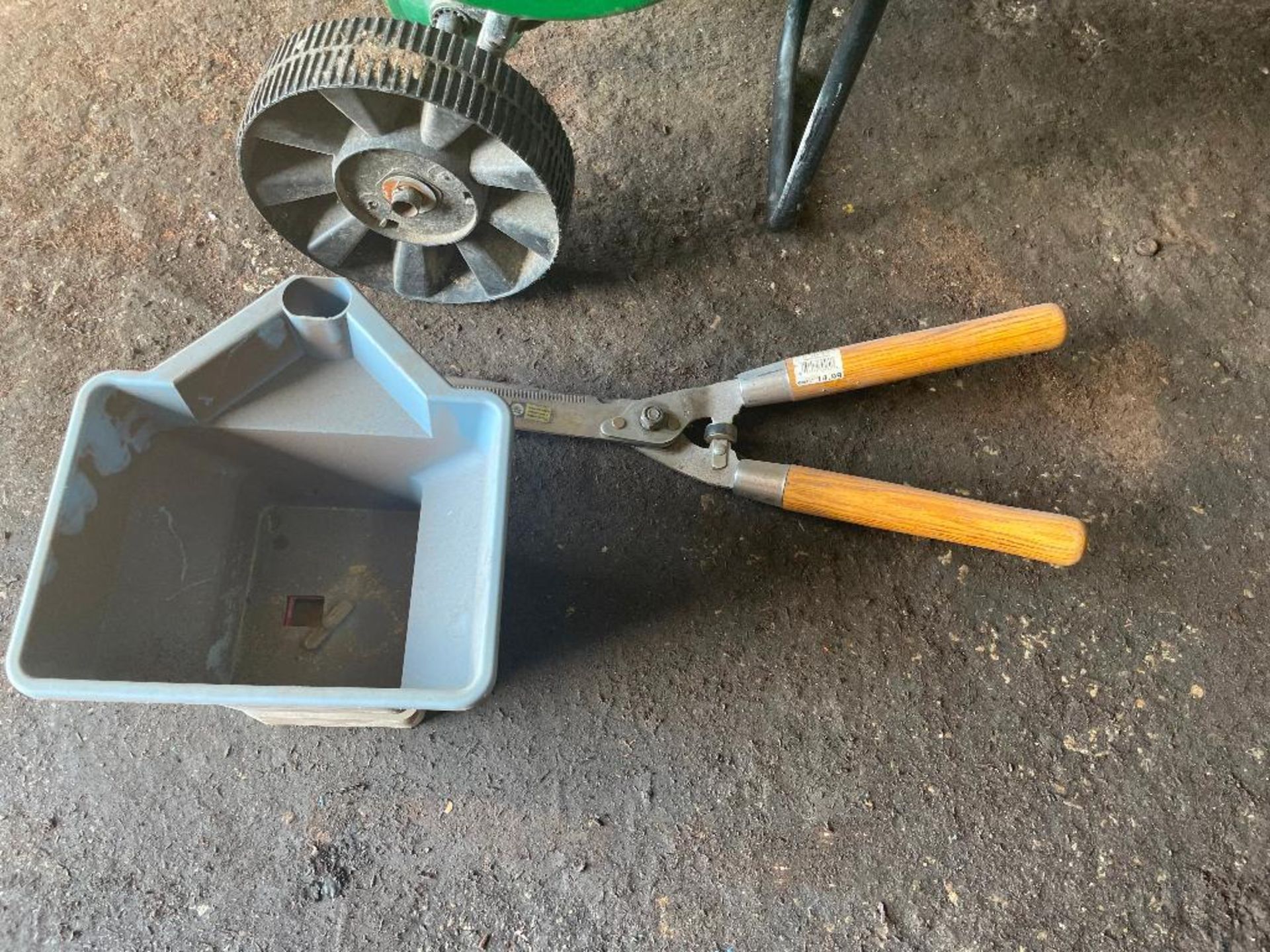 DESCRIPTION: SCOTTS DROP SPREADER, SHEARS, AND HAND HELD DROP SPREADER. LOCATION: SHOP THIS LOT IS: - Image 2 of 4