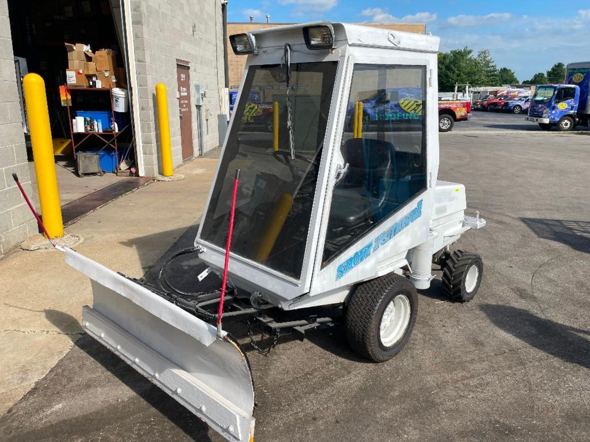 DESCRIPTION: TORO 325D GROUNDMASTER W/ ENCLOSED CAB, 53" SNOW PLOW, AND 60" MOWING DECK. BRAND / MOD - Image 2 of 11