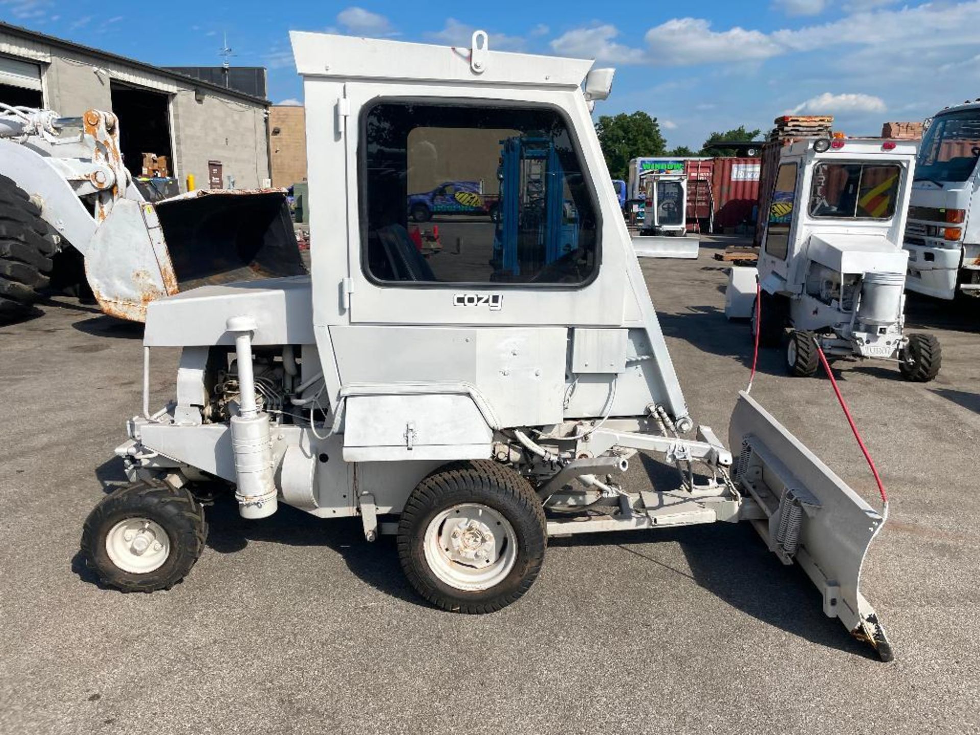 DESCRIPTION: TORO 325D GROUNDMASTER W/ ENCLOSED CAB, SNOW PLOW, AND 72" MOWING DECK. BRAND / MODEL: - Image 7 of 14