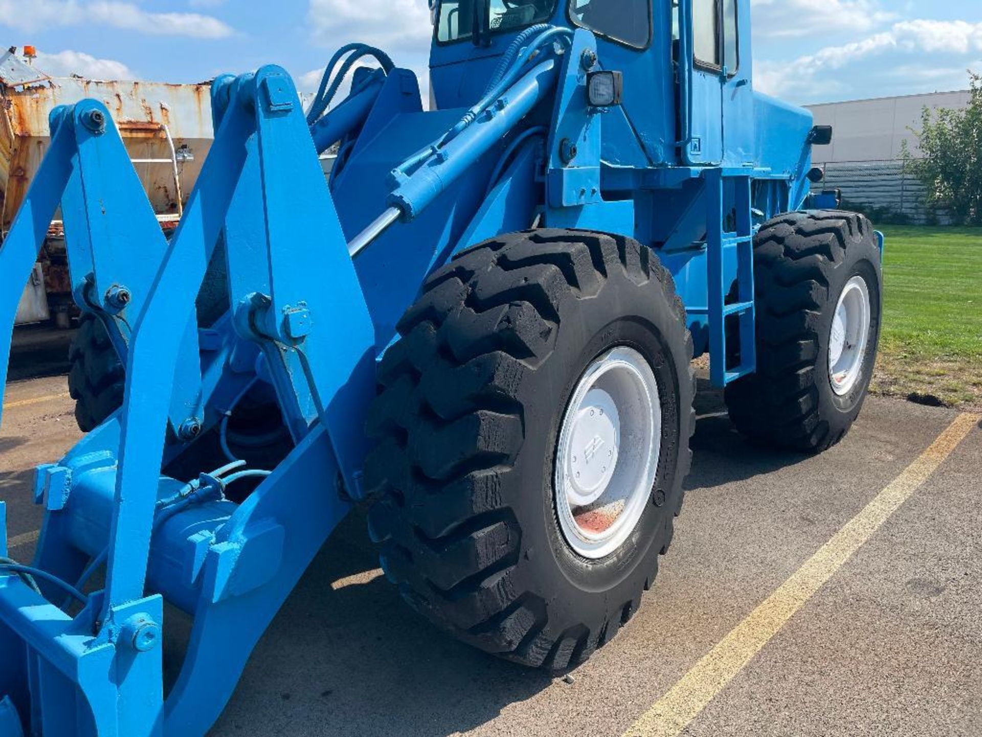 DESCRIPTION: 1989 FR12 FIAT ALLIS WHEEL LOADER. COMES W/ 15' SNOW PLOW, 100" LOADER BUCKET, AND 20' - Image 8 of 25