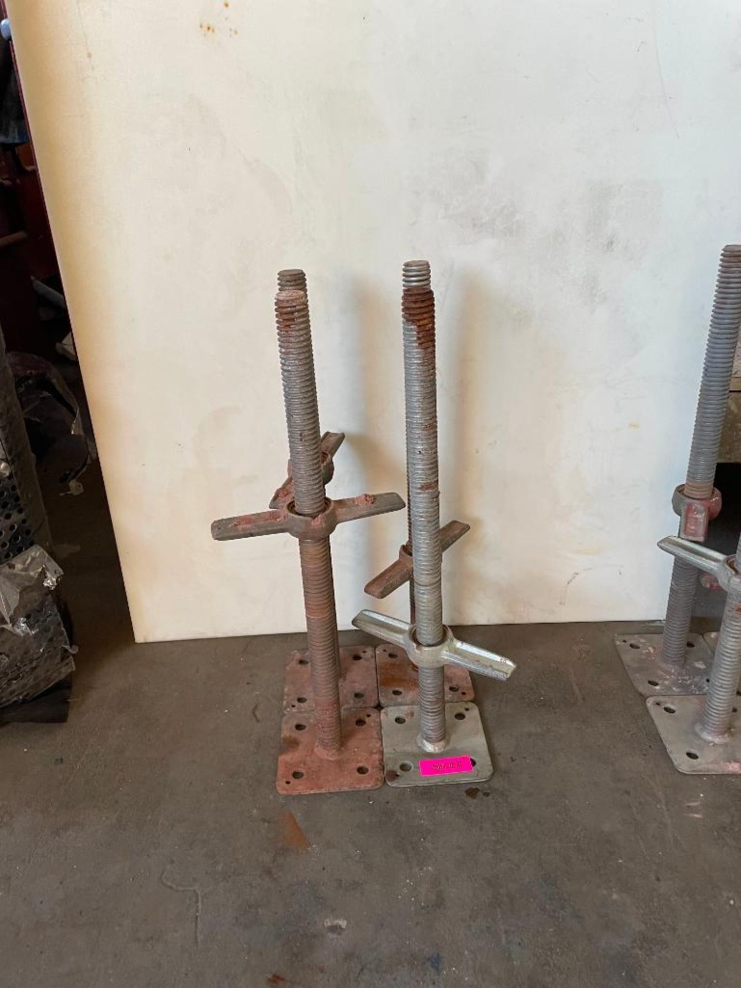 (4) ADJUSTABLE LEVELING SCAFFOLDING JACKS LOCATION ROOM 1 QTY: 4 - Image 5 of 5