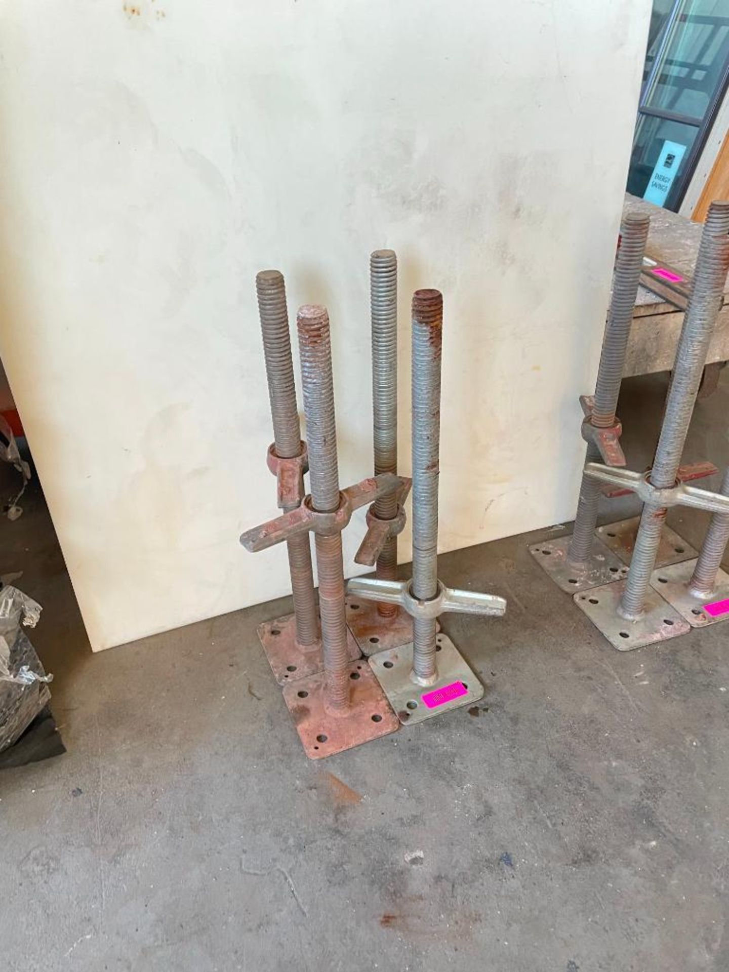 (4) ADJUSTABLE LEVELING SCAFFOLDING JACKS LOCATION ROOM 1 QTY: 4 - Image 4 of 5