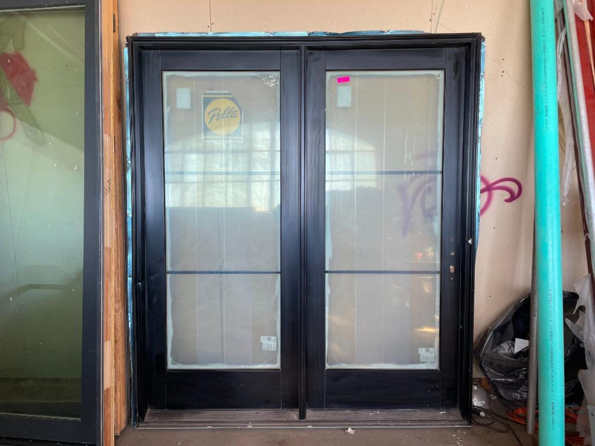 72" X 96" COMMERCIAL GLASS DOOR W/ FRAME BRAND/MODEL: PELLA SIZE: 72" X 96" LOCATION ROOM 1 QTY: 1 - Image 3 of 8